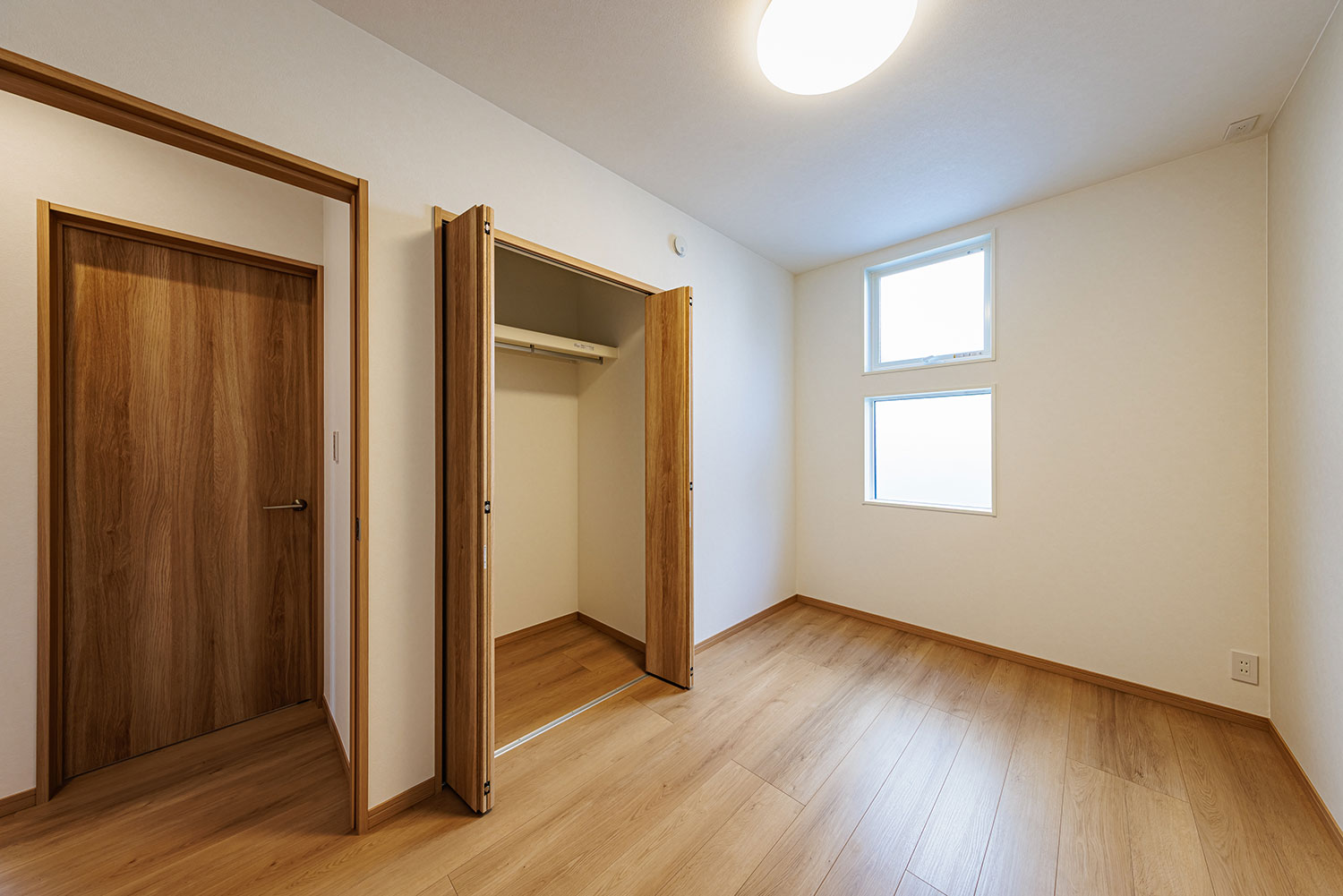 T-3/窓から柔らかな光が差し込む明るくシンプルな洋室は、自分好みのインテリアで彩る楽しみが広がります。