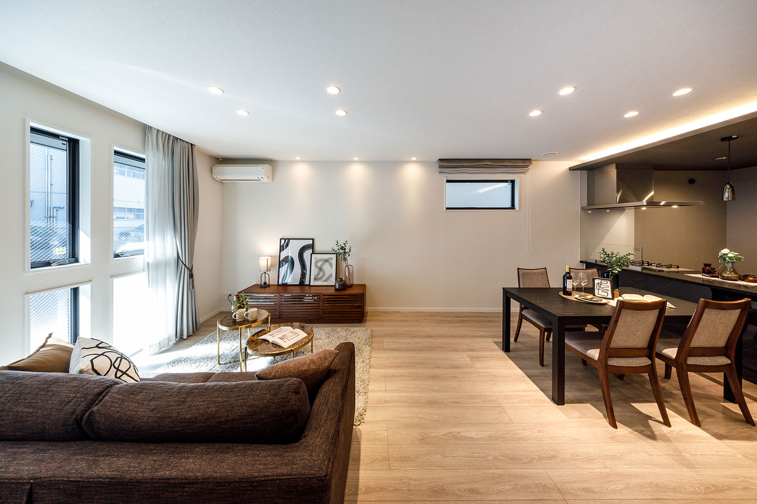 T-2／断熱性＆耐風性に優れた窓は大きな面積ながら外気に影響されない快適な室内空間を叶えてくれます。