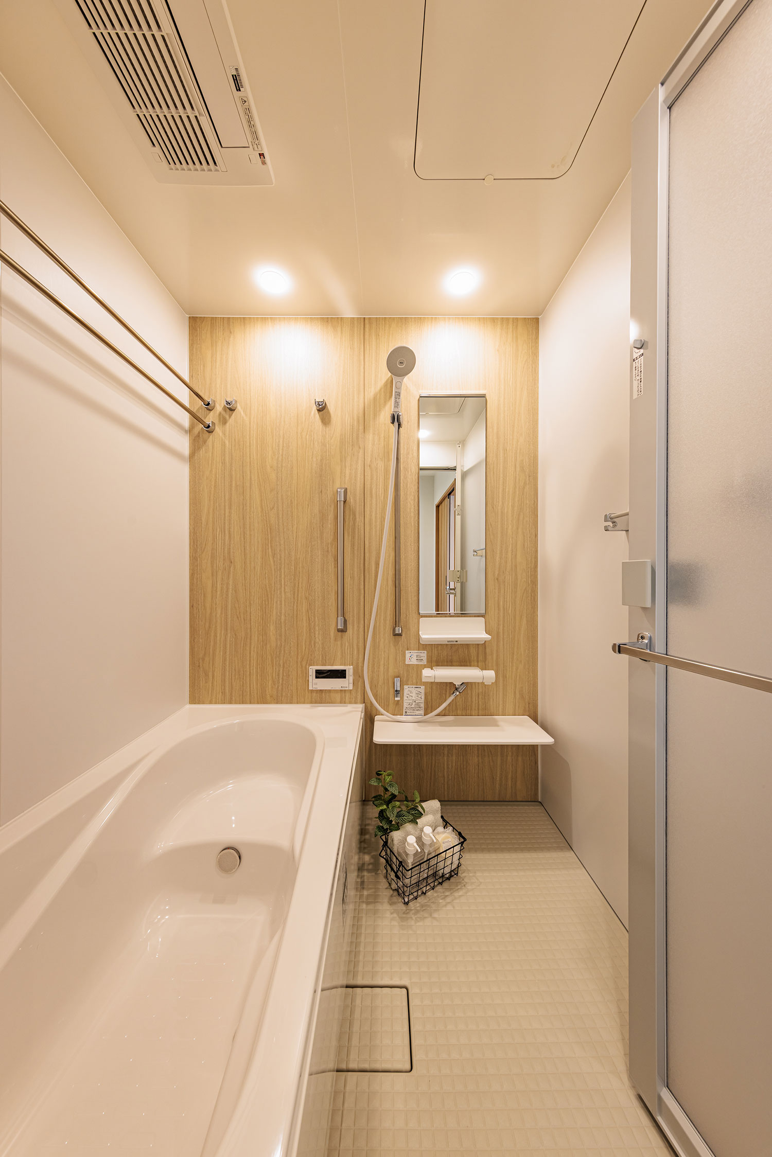 T-3/マグネットシェルフは位置を自由に調整でき、掃除もしやすく清潔。浴室暖房乾燥機付きで雨の日の洗濯物も安心。