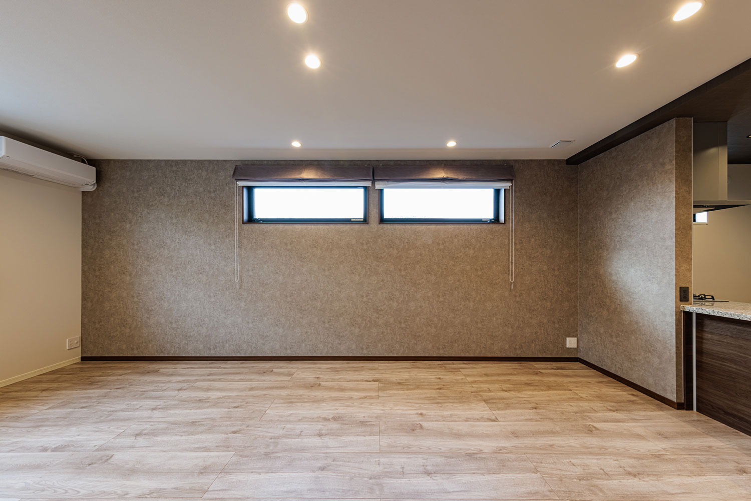 T-1/落ち着いたカラーでまとめたリビング。温かみと洗練さを兼ね備え、家族が自然と集まりたくなる心地よい空間。