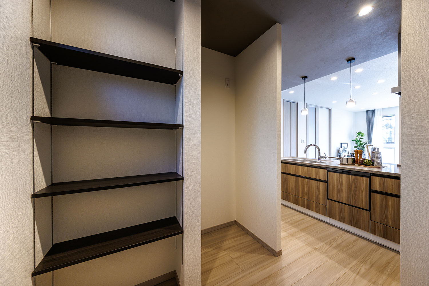 T-1／キッチン背面にはカップボードや冷蔵庫などを配置できるスペースを確保しています。