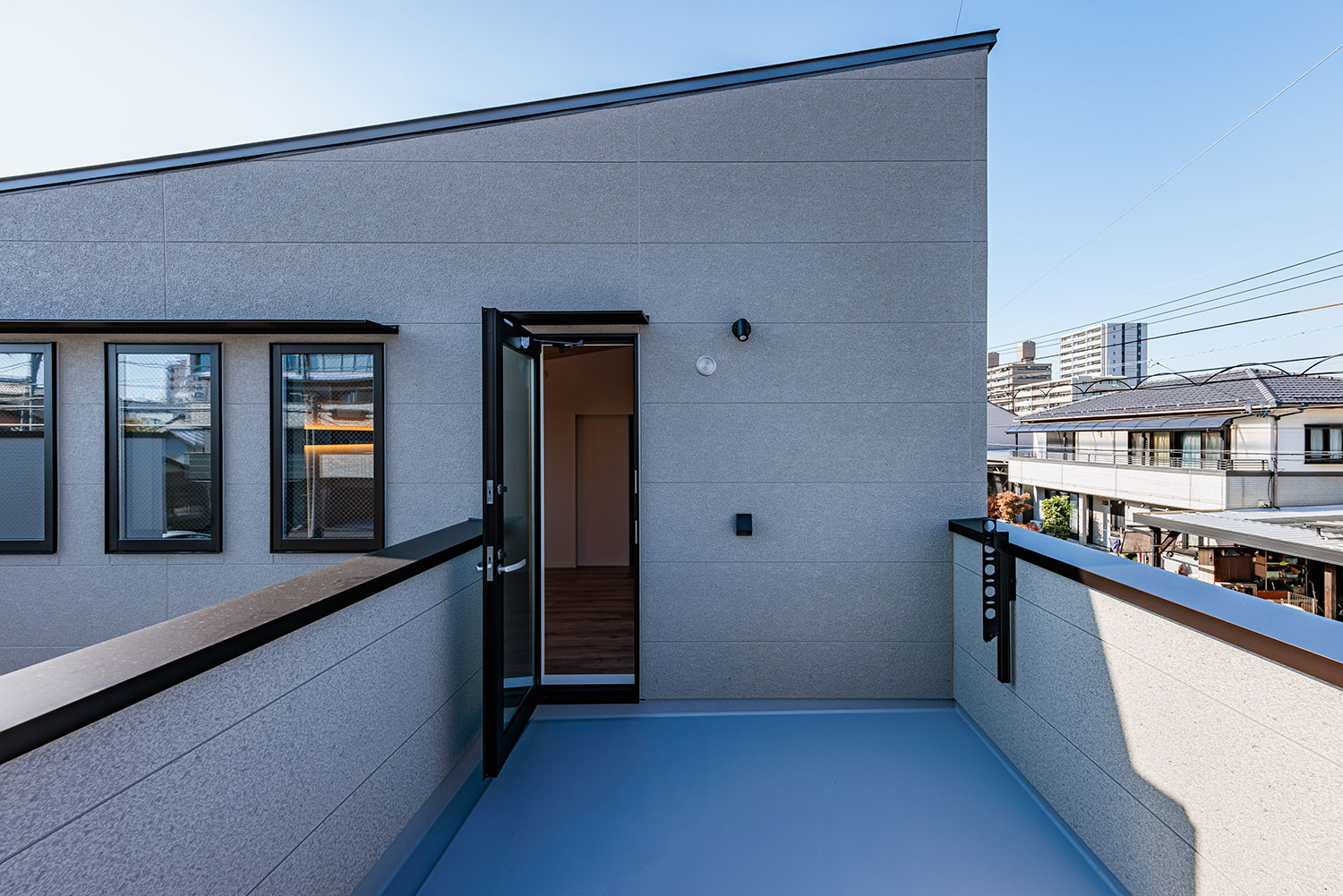 T-3／陽当たりの良いバルコニーは、様々な過ごし方ができるプライベート仕様で暮らしをもっと便利に楽しく！