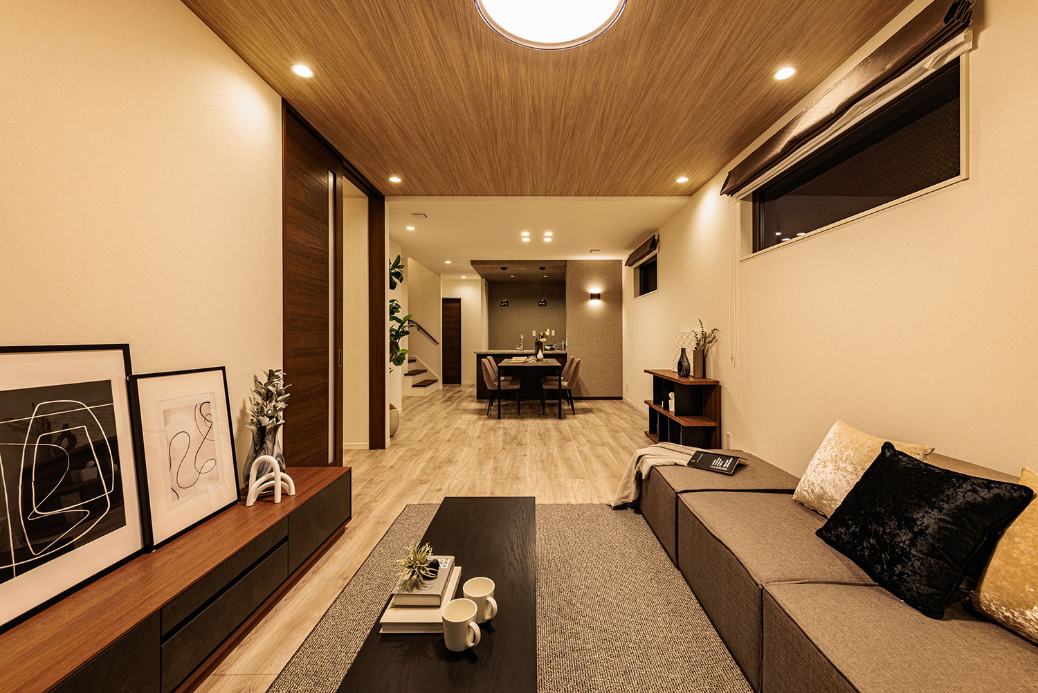 T-3／隅々までムラなく明かりが届き、部屋全体が柔らかな開放感に包まれるのが魅力。夜の寛ぎを深めてくれます。