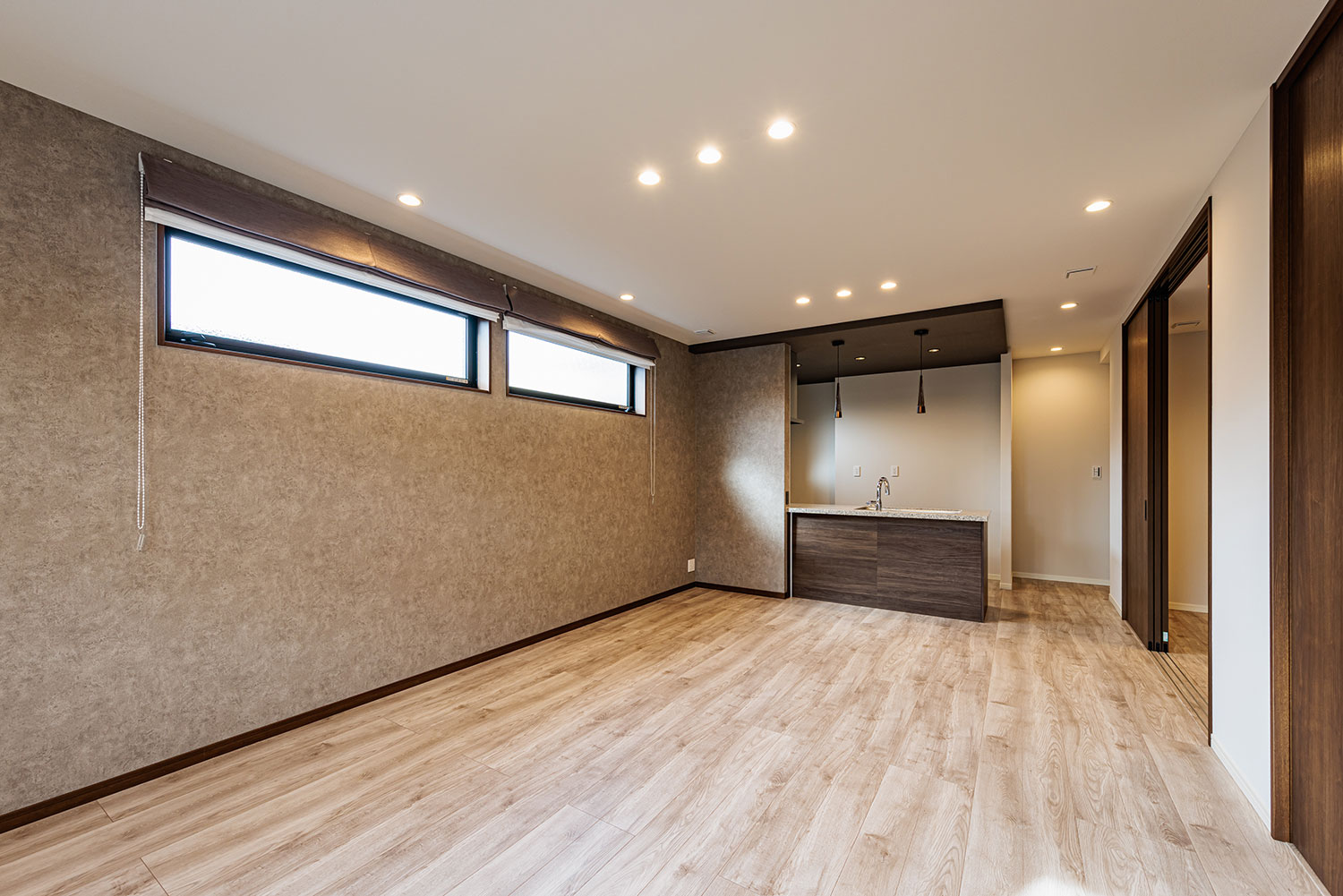 T-1/木目が美しい意匠を施したフローリングで、ヴィンテージ感やナチュラル感が演出でき、スタイリッシュな空間に。