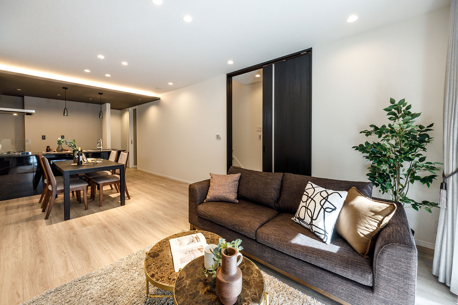 T-2／リビングダイニング