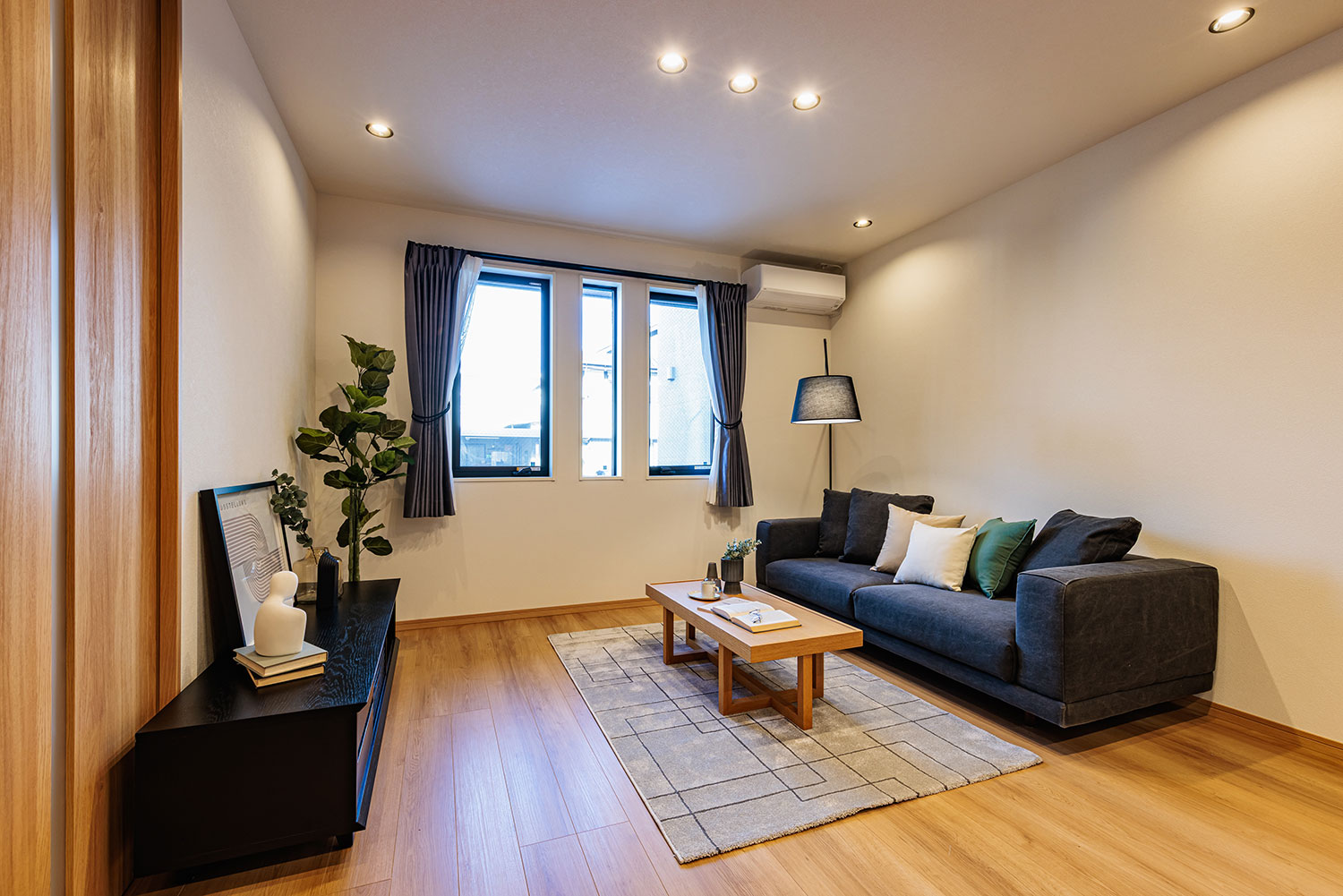 T-2/ドレープが美しいカーテンで窓辺を華やかに演出。機能性・デザイン性に優れた仕様でワンランク上の空間に。