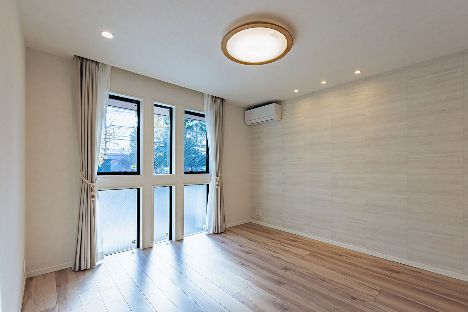 T-3／アルミと樹脂のハイブリッド構造の窓で優れた断熱性能を実現。上段左右は縦滑り出し窓で通風も叶います。