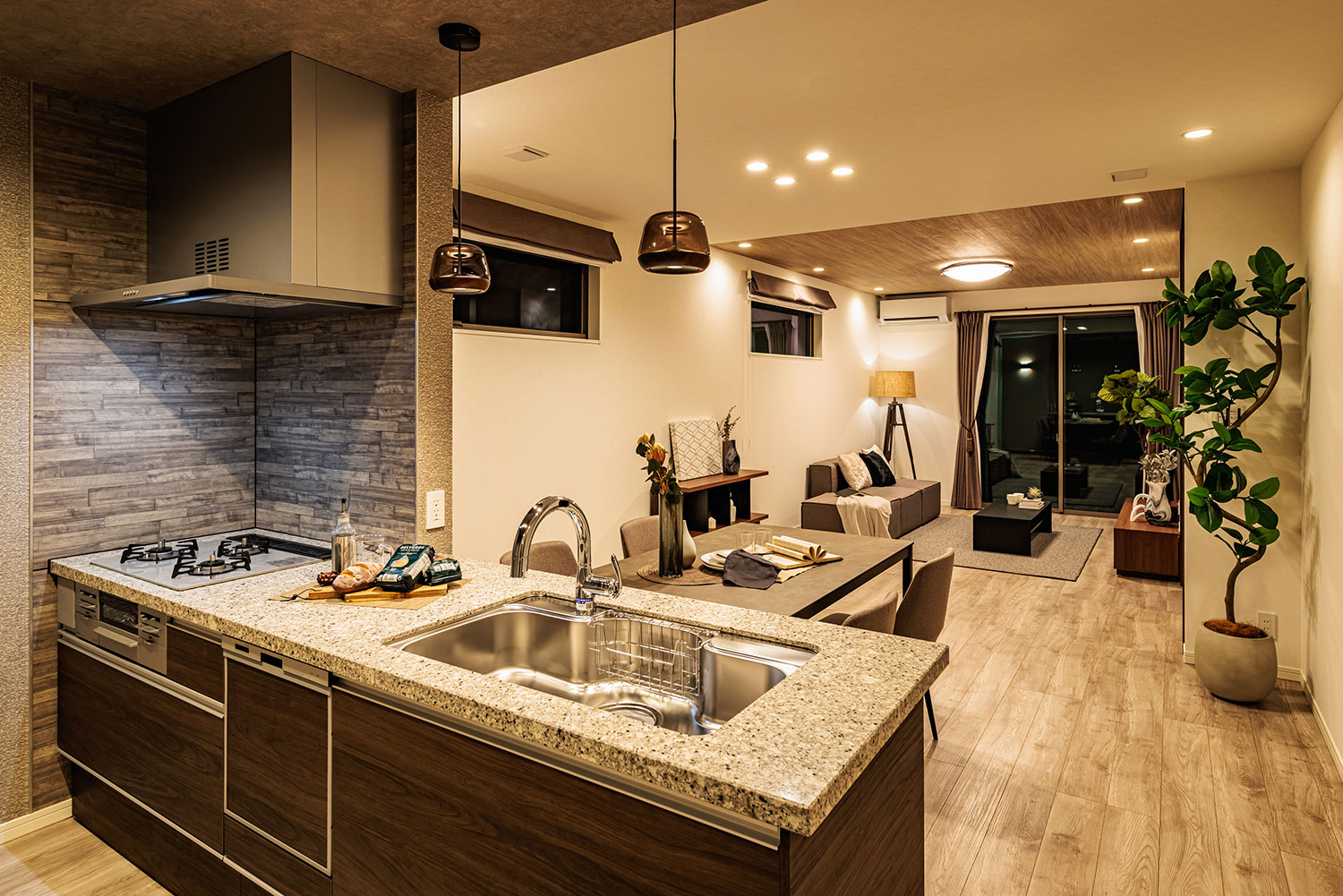 T-3／美しいフィオレストーンが際立つキッチン。サイレントレールを採用し、操作感にまで追求したこだわりの空間。