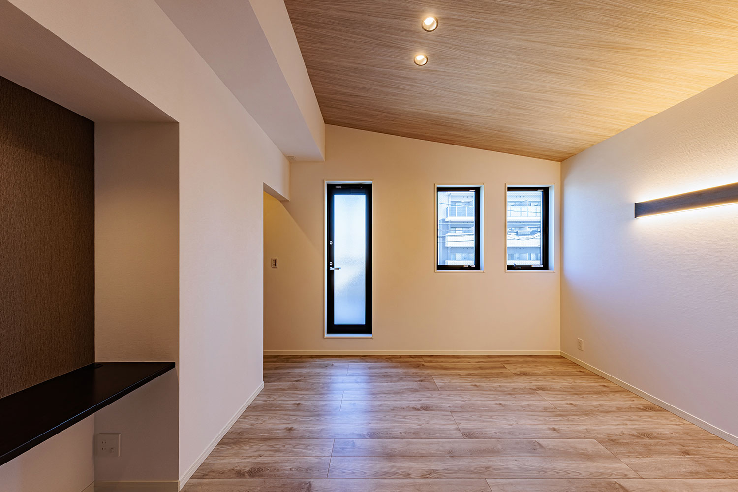 T-3／8.9帖の主寝室。カウンターはちょっとした作業もこなせる便利なスペース。憩いと利便性に溢れた居室です。