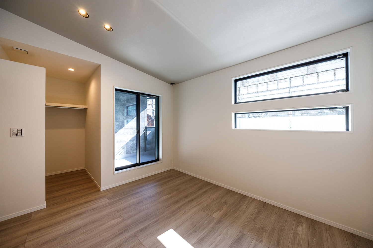 T-2／オープンタイプのWICやインナーバルコニーが併設しているので、開放感が感じられる8.5帖の主寝室。