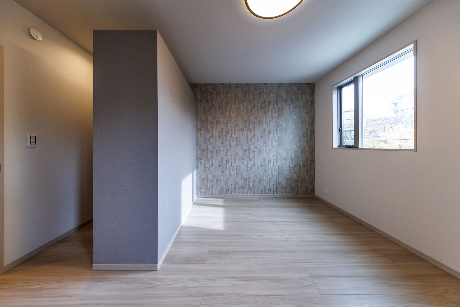 T-1／ダブルベッドなどをゆったりと配置できる8.5帖の主寝室。心地よいリラックスタイムをもたらします。