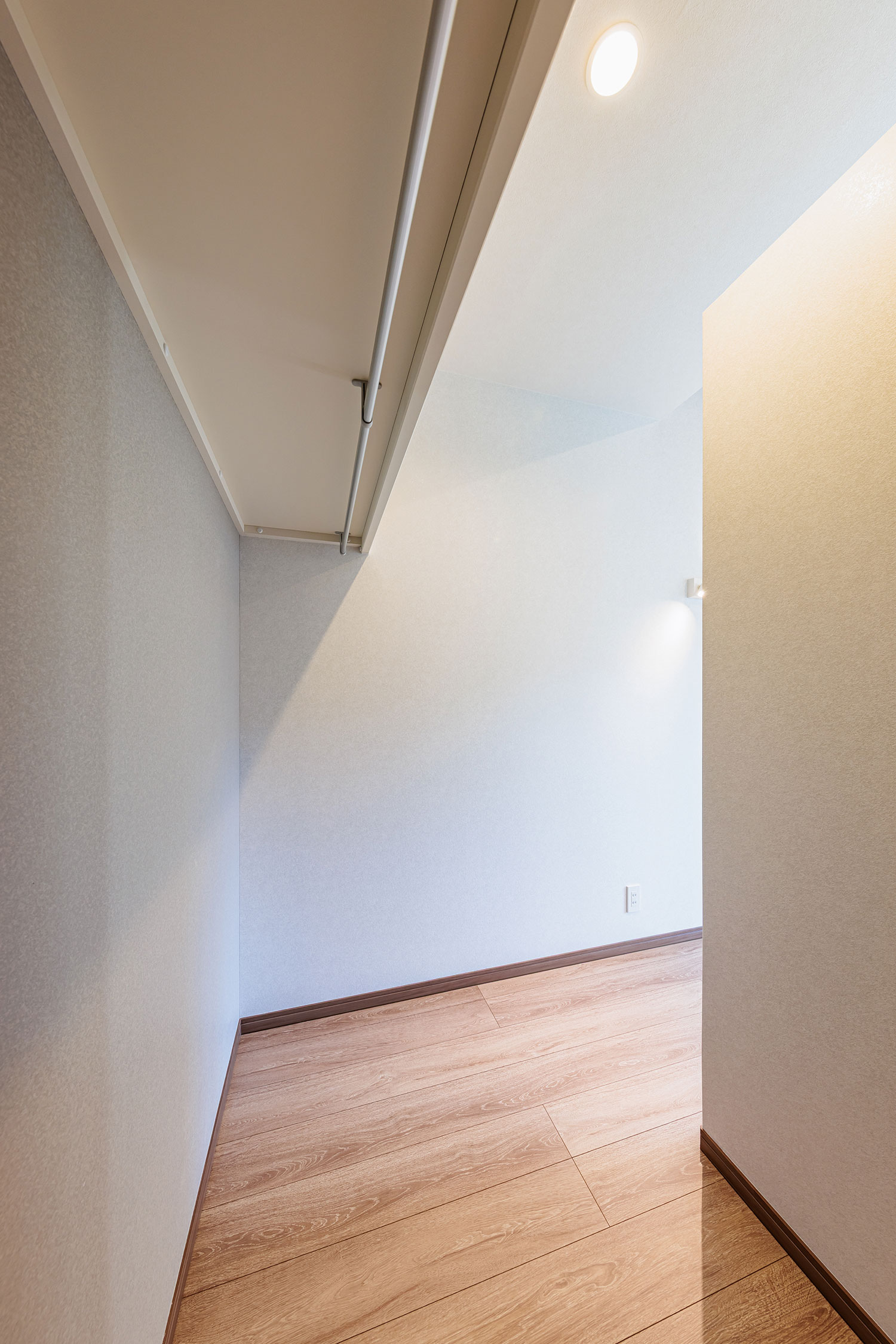 T-2／洋服選びが楽しくなる、主寝室のWIC。丈の長いコートやワンピースも掛けられ、シワにならずきれいに収納。