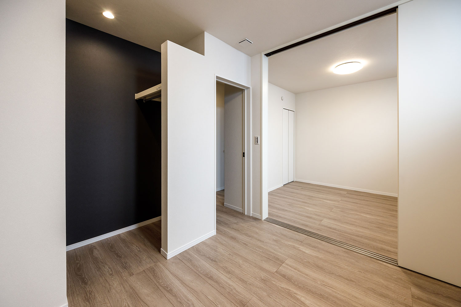 T-2／両方の空間にCLを設置しているので衣類や荷物の収納には困りません。プレーンで落ち着きのある空間です。