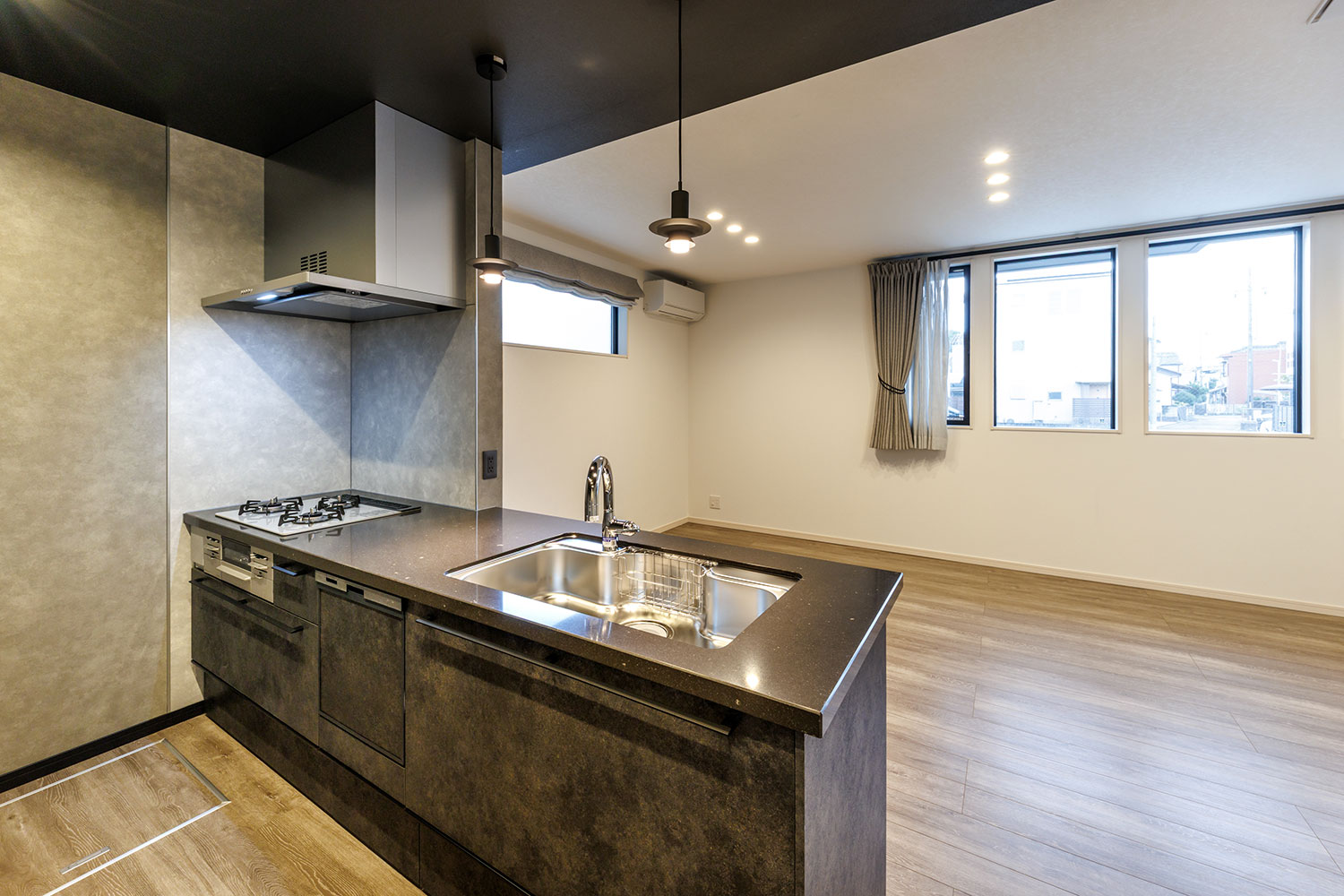 T-1/フィオレストーンをあつらえた先進のキッチン。引き出し収納はサイレントレールで開閉スムーズ!