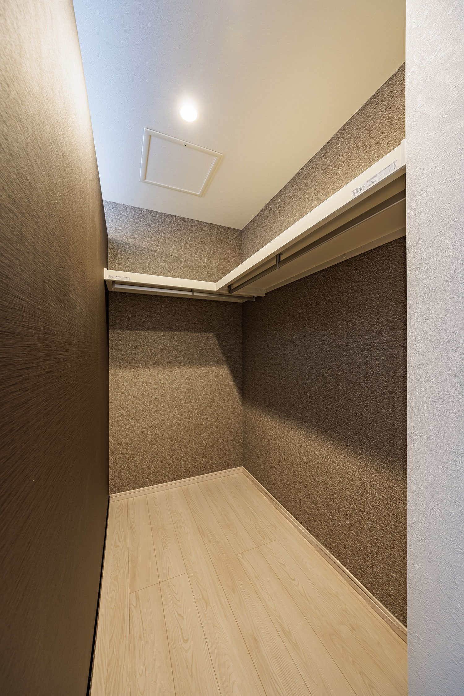 T-2/シンプルで使いやすいWICは、見た目も心もスッキリと整えてくれます。夫婦2人分の衣類をまとめて収納可能。