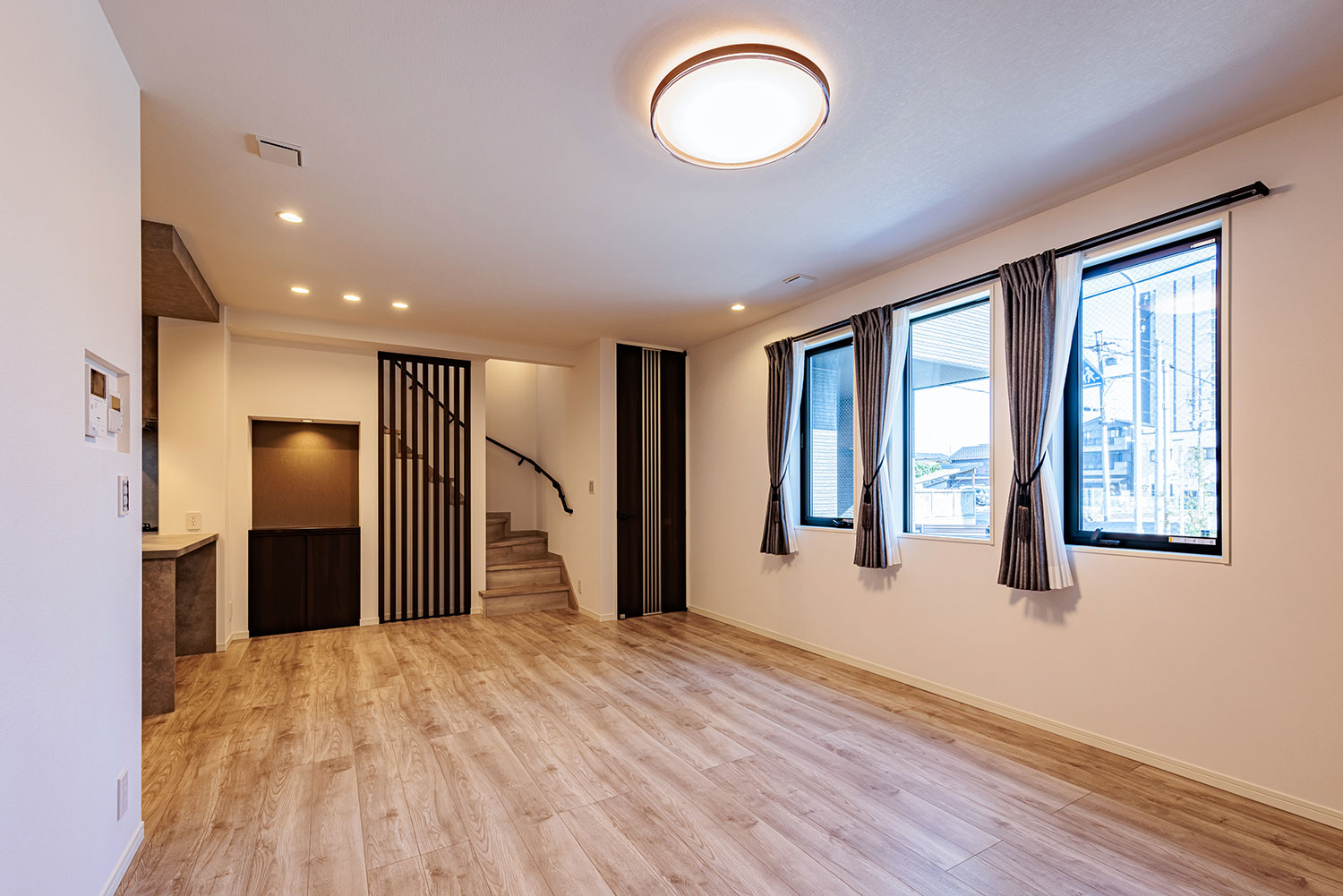 T-3／南面の窓は防犯にも配慮。高い断熱性能で窓周辺を外気温の影響から守り、健やかな室内環境を保ちます。