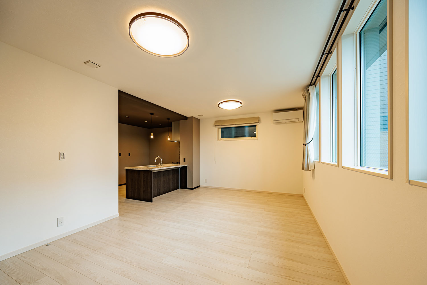 T-2/ワイド間口のLDKは腰高窓を壁面にリズム良く配置することで軽やかな開放感が生まれます。