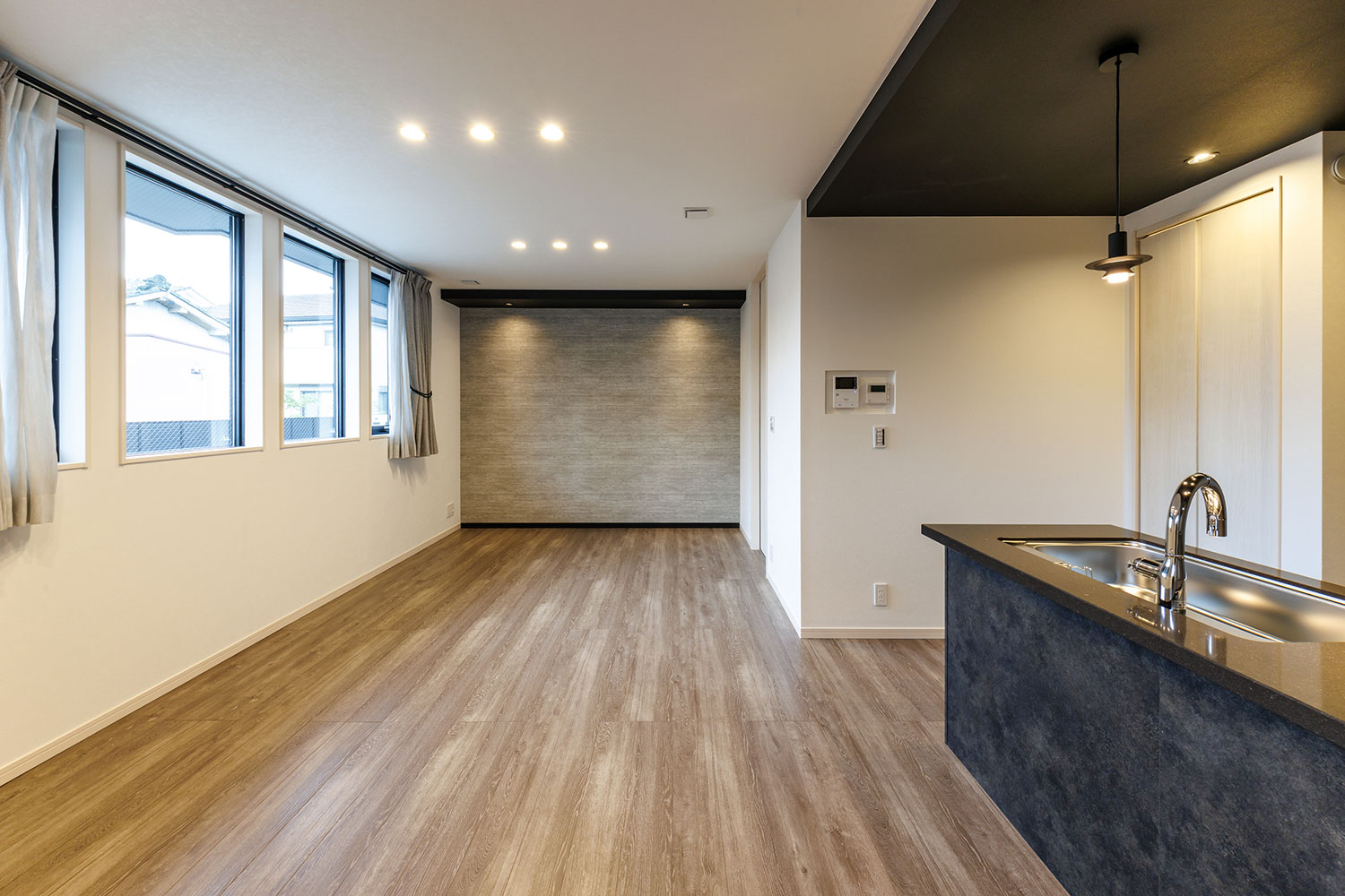 T-1/明るいトーンに開放的な天井高で家族みんなの理想の暮らしが叶う居心地の良い17.8帖のLDK。