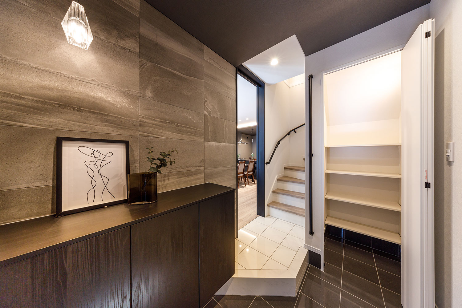 T-2／高級感のある鏡面タイルと、壁には優れた調湿性能を持つエコカラットを使用しています。SIC標準装備。