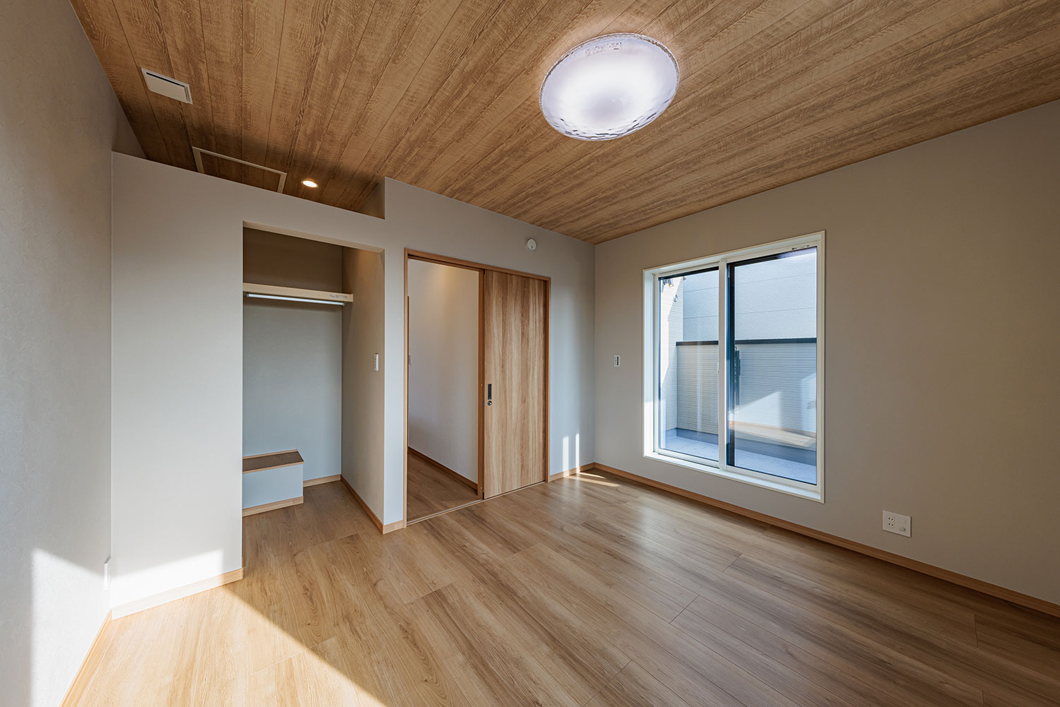 T-3/WIC&バルコニーが隣接する主寝室。南側の腰高窓は効果的に陽差しを取り込み、光の演出で柔らかな居室に。