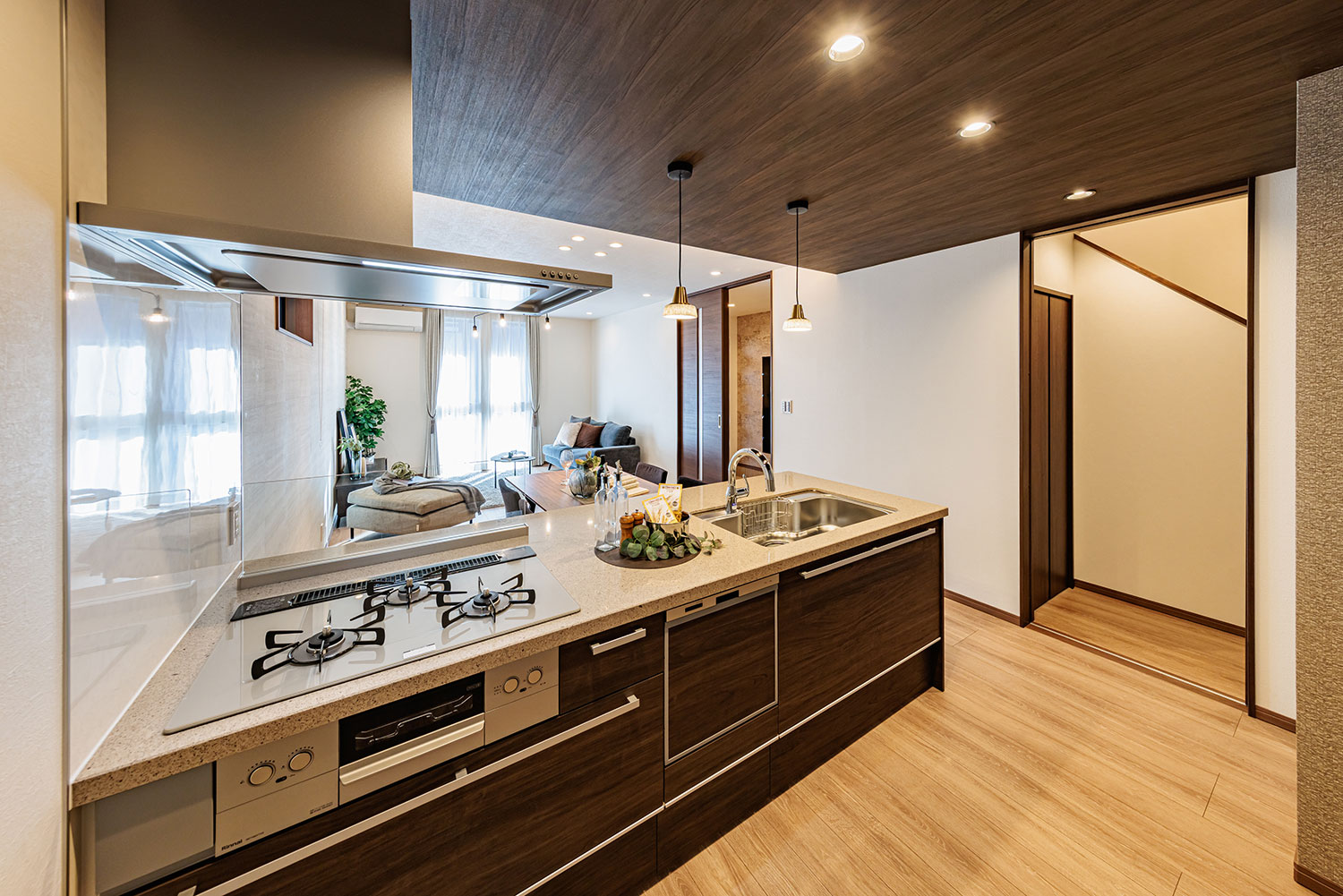 T-2／フィオレストーンのワークトップは不規則で独特な意匠が魅力の、華やかで高級感のあるクランベリーソルト。