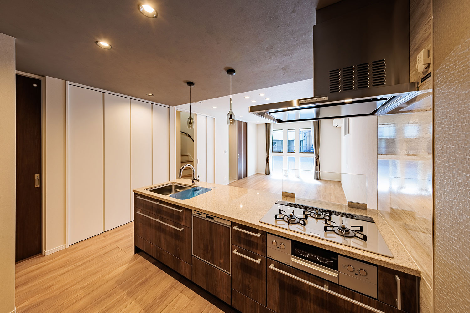 T-1／高品位ホーローがスムーズな家事をサポートしてくれるタカラスタンダードのキッチン。フィオレストーンを使用。