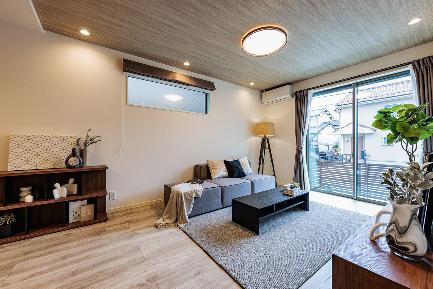 T-3／大きな掃き出し窓からお庭へと視線が抜ける、開放感あふれるリビング。ゆったりとくつろげる穏やかな空間。