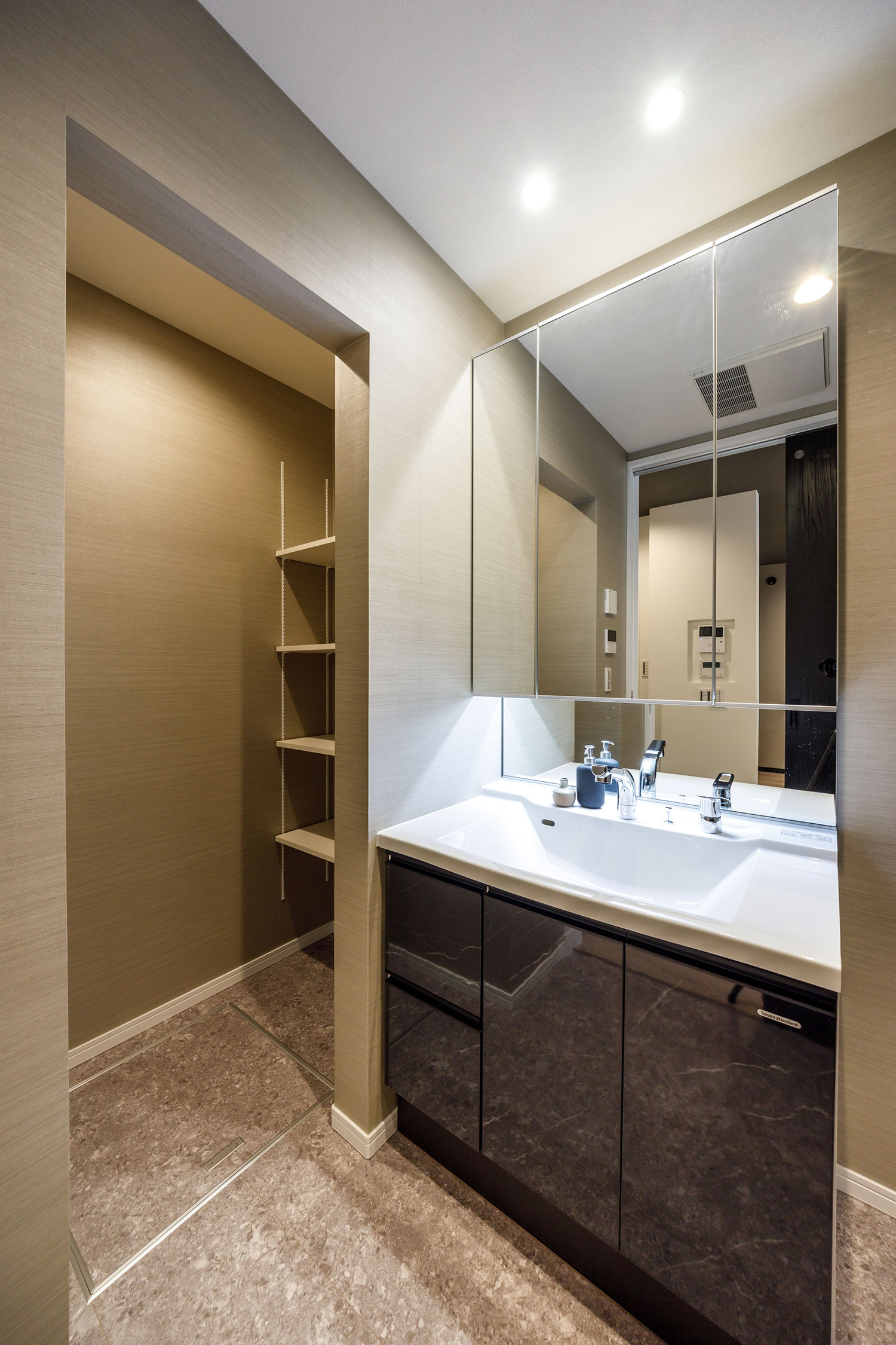 T-2／フラットカウンターはお手入れ簡単で汚れがつきにくいので毎日のお掃除も楽々！稼働棚付きの物入れを併設。