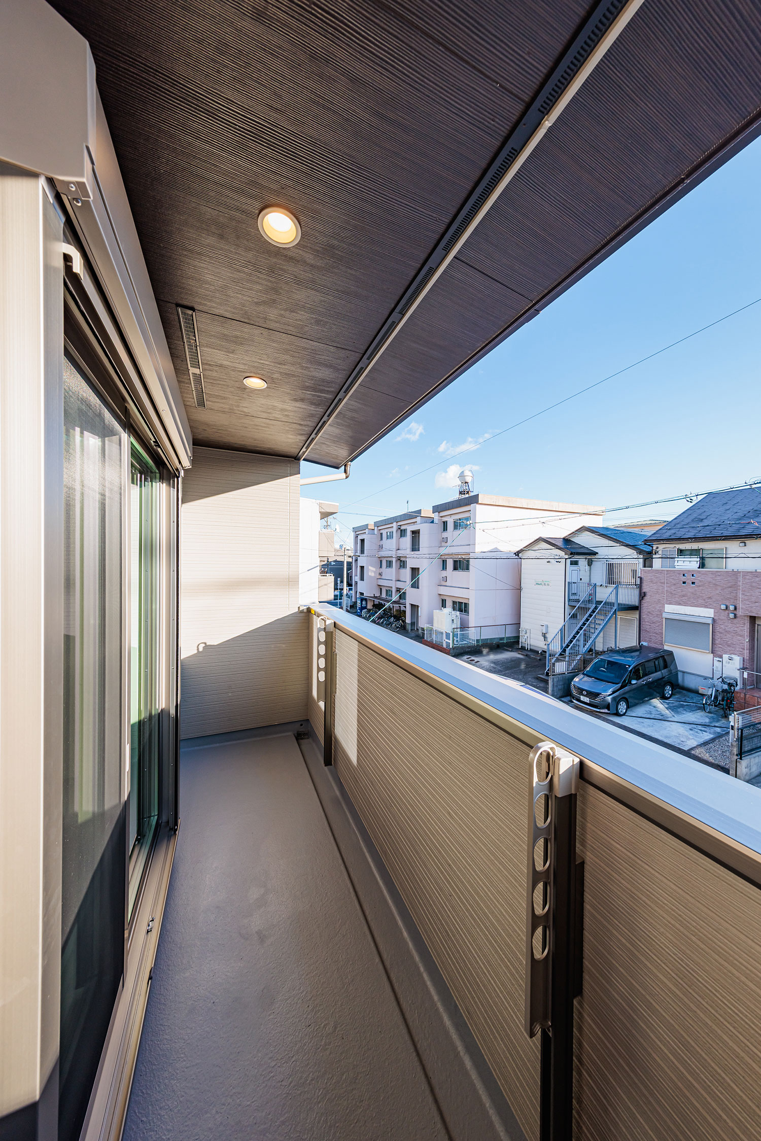 T-2／陽光がたっぷりと降り注ぐ南面バルコニー。陽当たりが良いので洗濯物や布団も気持ちよく乾きます。