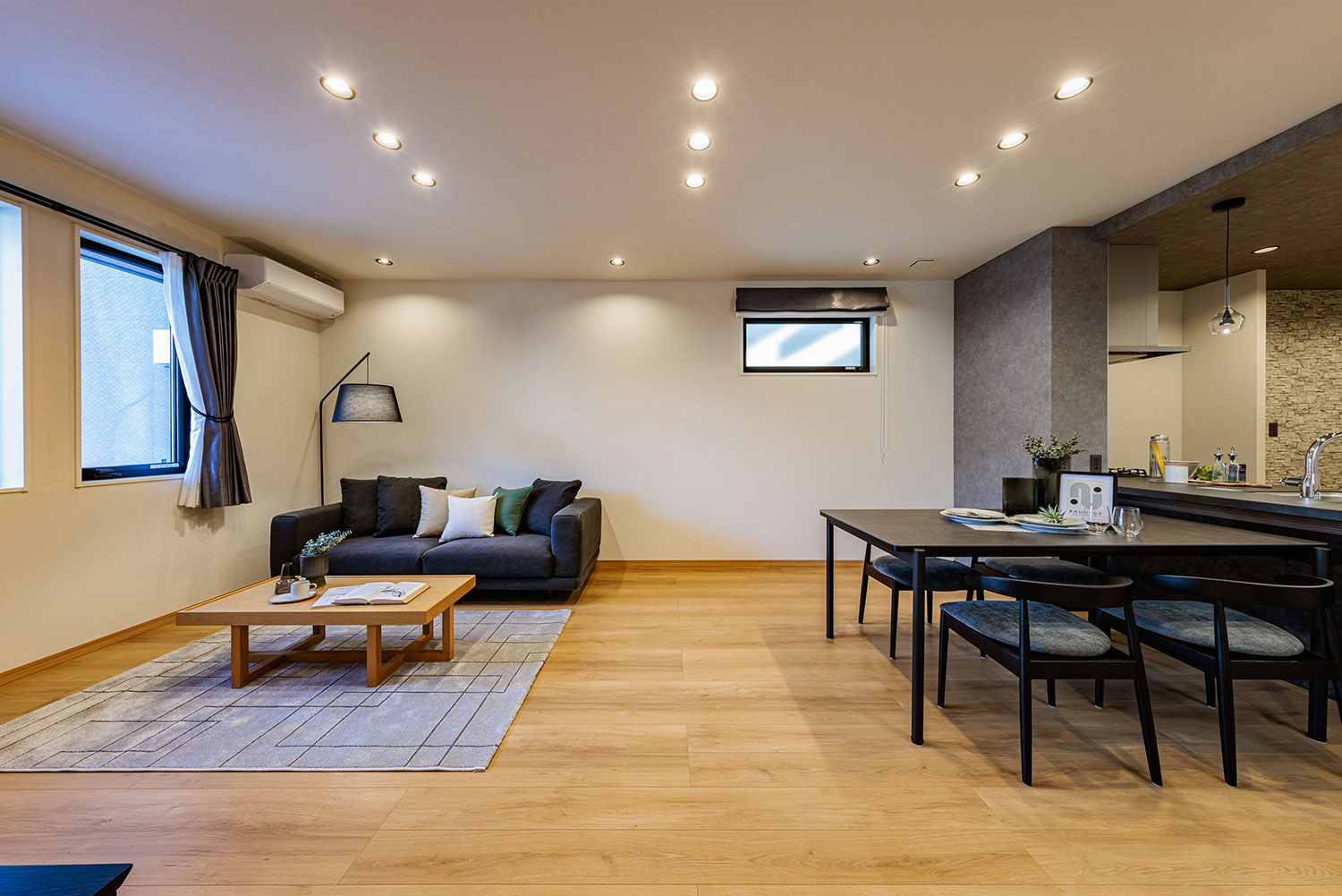 T2/19.4帖のLDK。上質な天然木の素材感を表現したフローリングは高耐久で傷がつきにくて安心です。