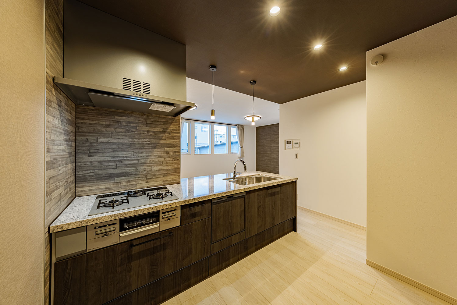 T-2/キッチンワークトップにフィオレストーンを使用。熱や傷に強く優れた耐久性で美しさが持続します。