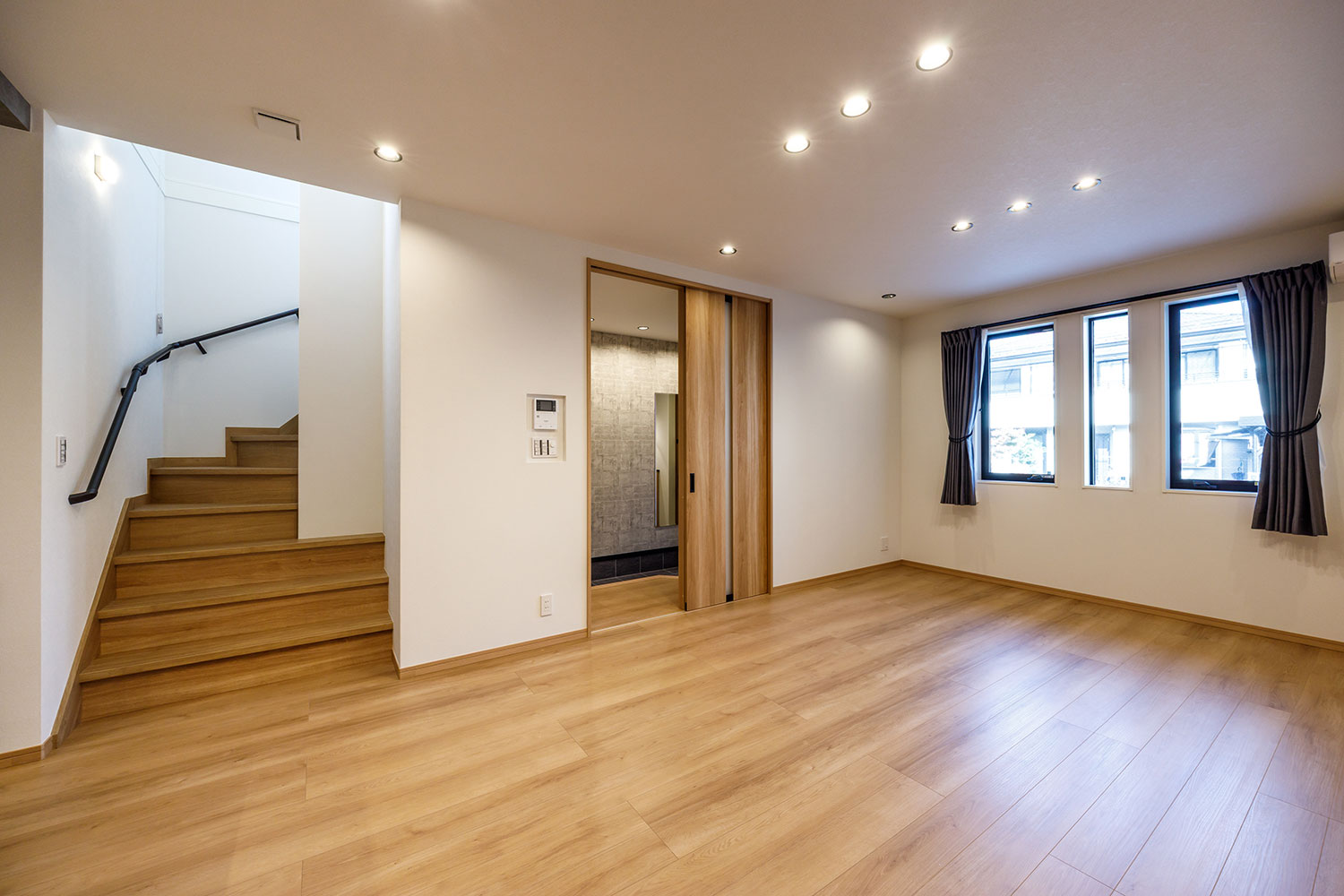 T2／断熱性・防露性に優れたアルミ樹脂複合の防火窓を採用し、家族みんなに心地よい空間が実現します。