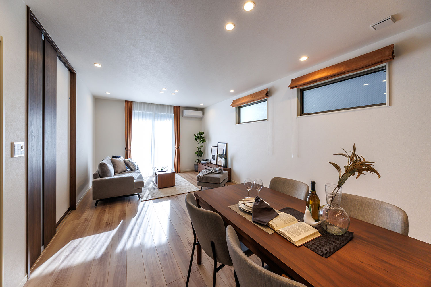 T-7/19.3帖のゆとりある広さだからこそ叶う家族の時間。陽差しと床暖房のWの暖かさで快適な住空間。