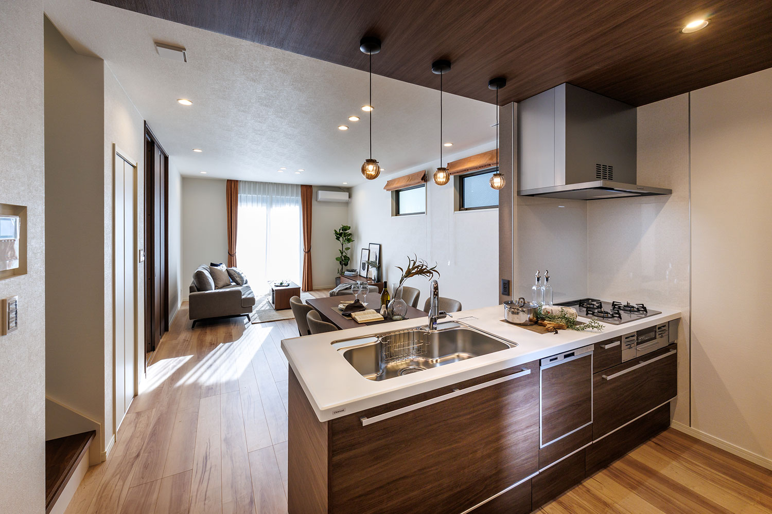 T-7/フォースメープルとウォルナットの深いブラウンのコントラストが、温かみのある優しいトーンで空間を演出。