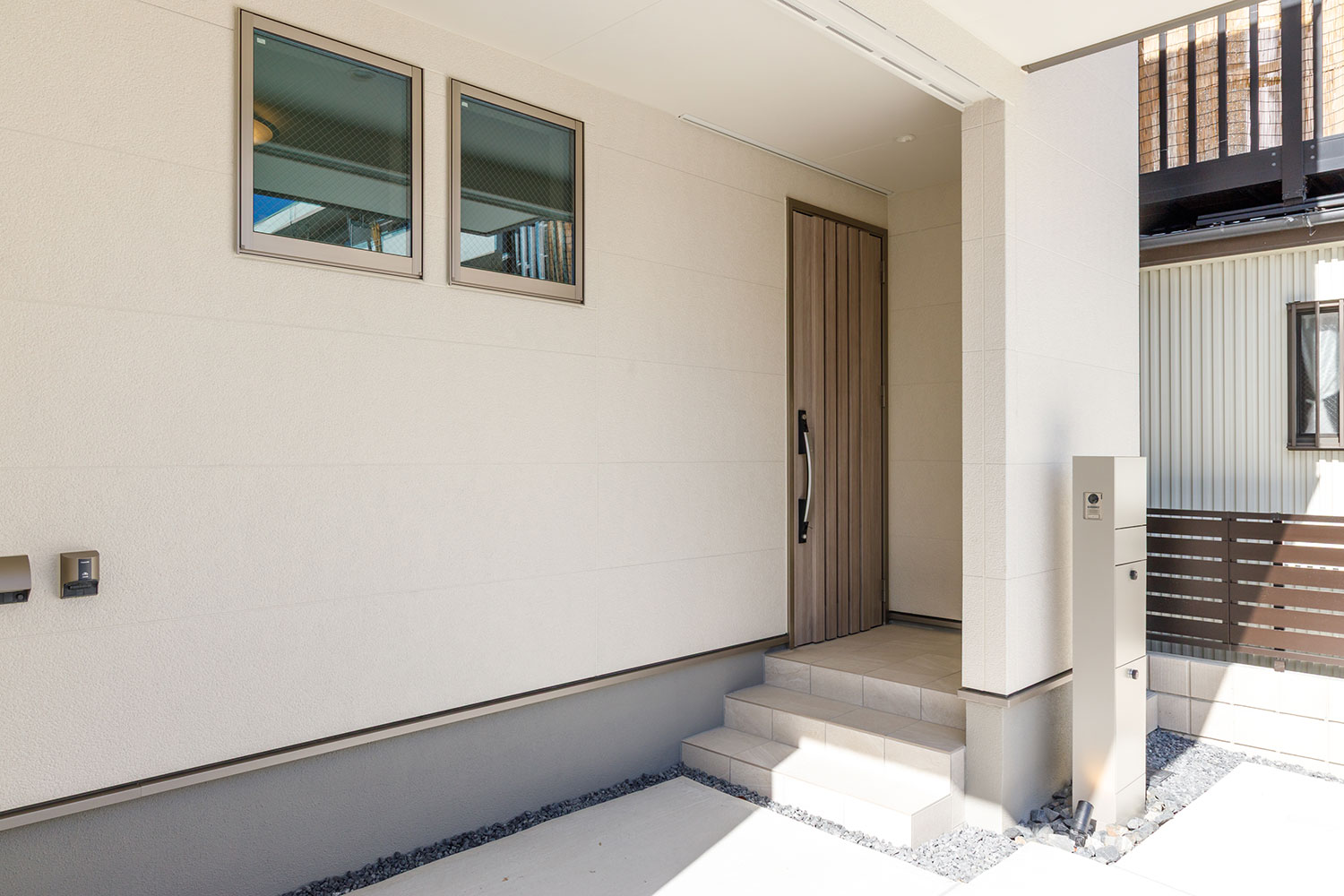 T-1／玄関はしっかりと目隠しすることで人目を避け、防犯対策にもなります。小さなお子さんとの出入りも安心。