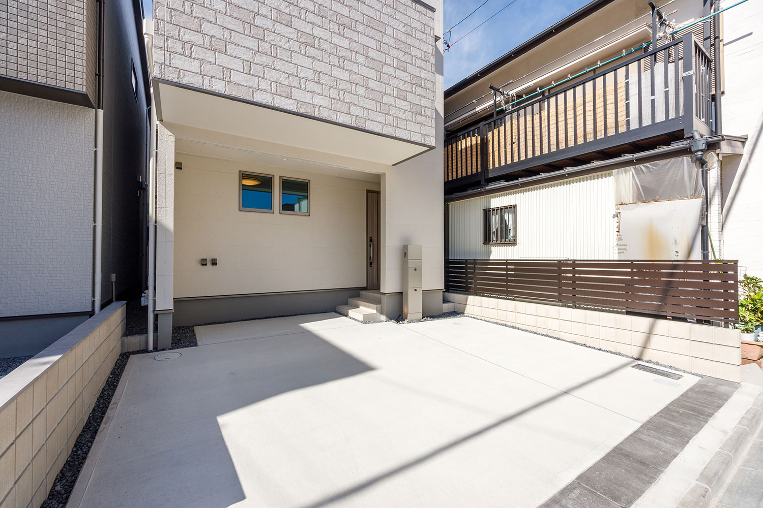 T-1／陽当たりの良い駐車場は散水栓付きで自宅で愛車のお手入れもできます。2台駐車可能で夫婦で車を所有できます。