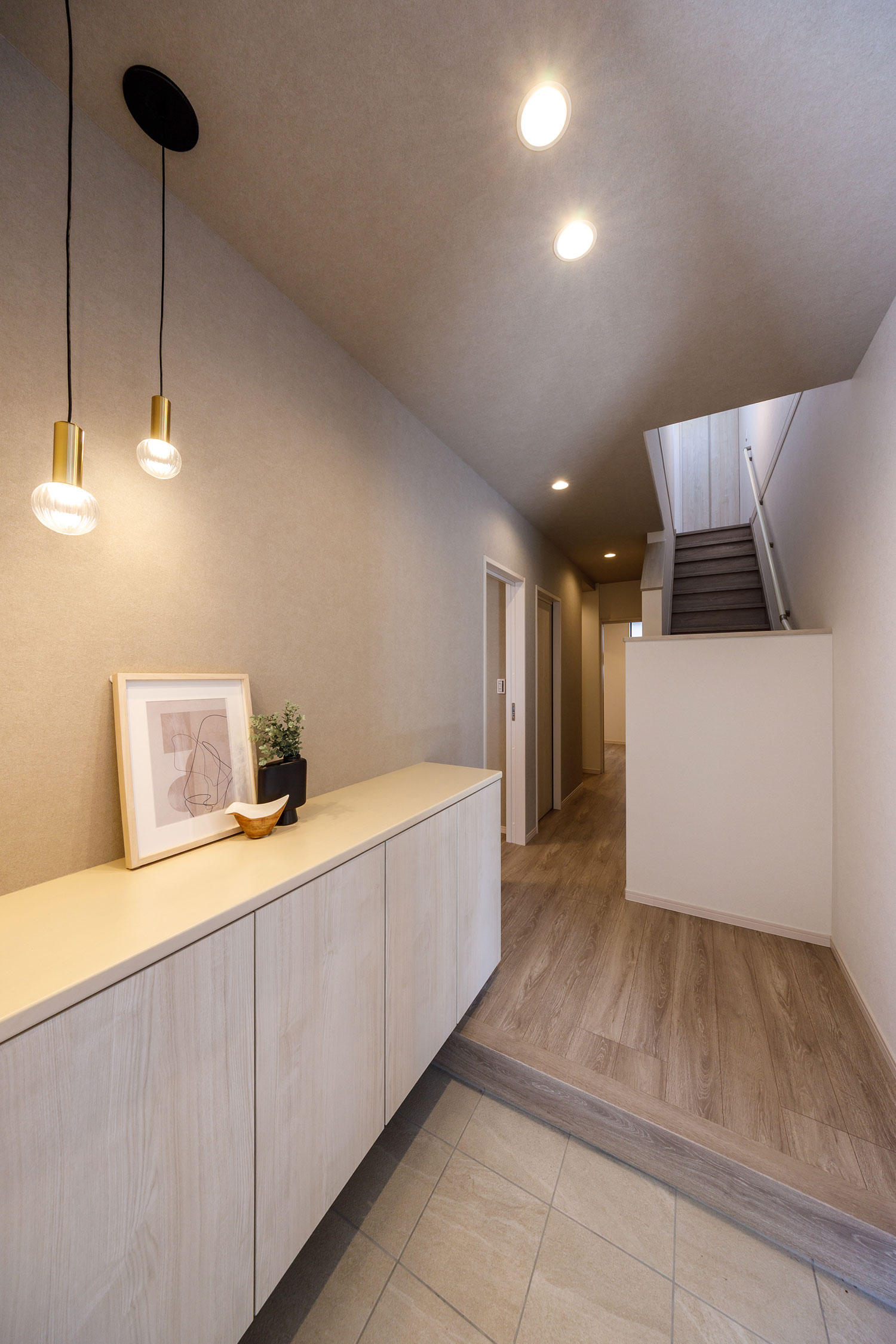 T-1／目前に広がる吹き抜けの開放感とネオホワイトの明るさが洗練された空間を創り出す気持ち良い玄関。