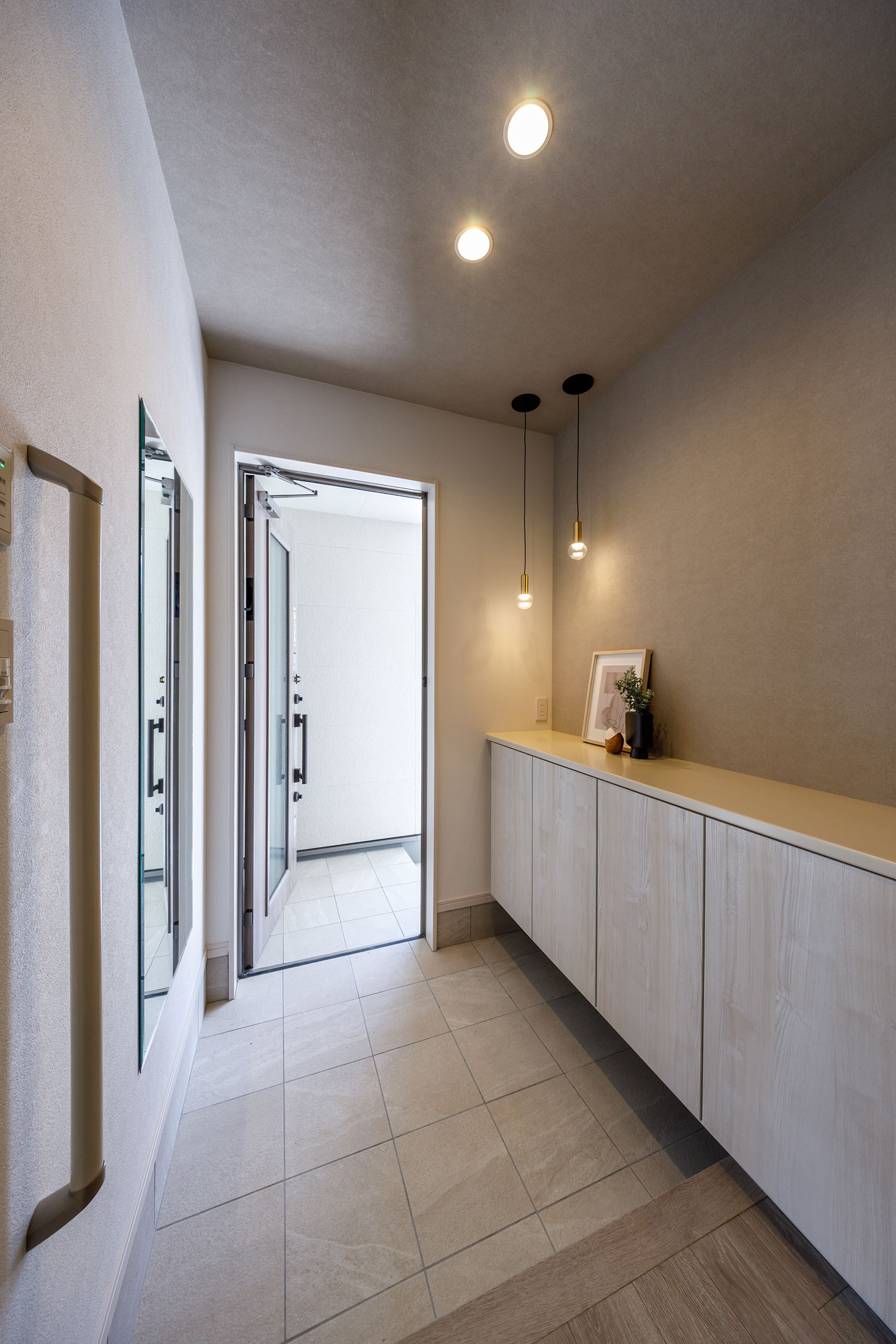 T-1／玄関扉にはポケットインで手早く解錠できるFamiLock付きで防犯性にも配慮。