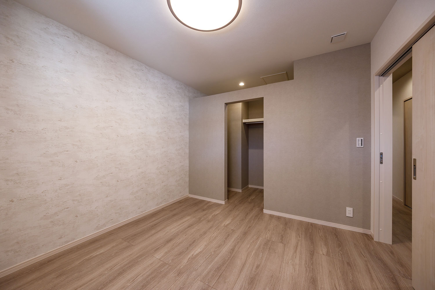 T-3／オープンなWICのある主寝室はゆとりある8.3帖。ベッドやサイドテーブルを置いても余裕があります。