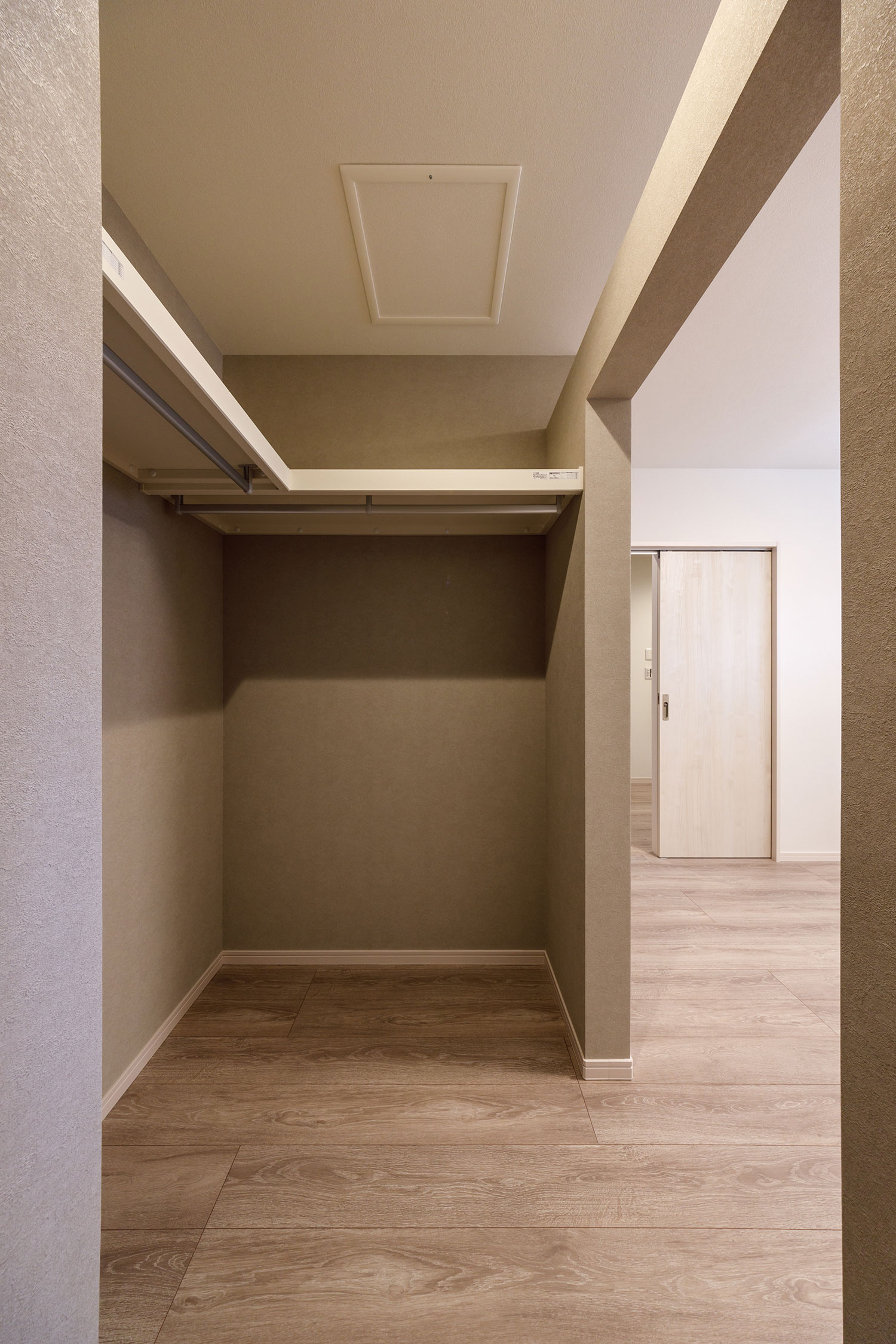 T-1／主寝室のWICは衣類の仕分けや管理がしやすい構造になっています。収納力たっぷりでお部屋スッキリ！