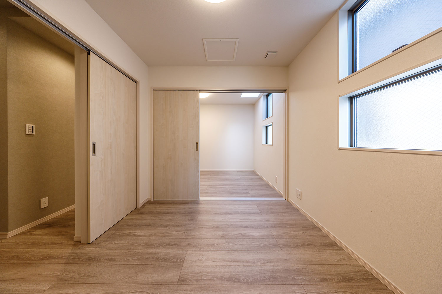 T-1／1階の洋室続間にはそれぞれの空間にクCLを設置。上部トップライトで明るく、個室利用もできるマルチな空間。