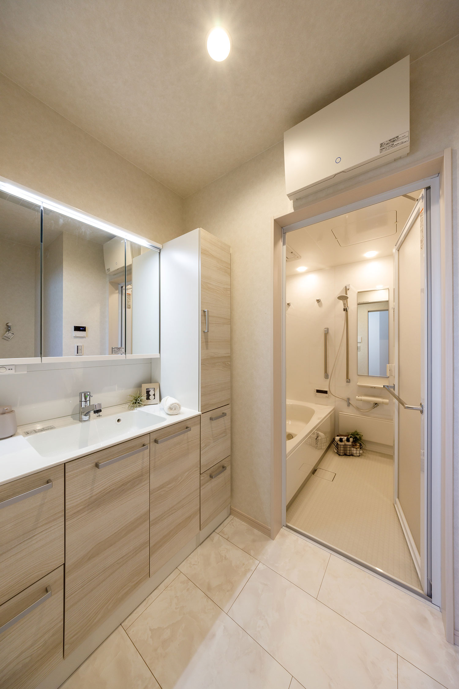 T-1／クリナップの洗面台はボール底面が広くスクエアな形状で十分な容量を確保。サイドキャビネット付きで収納力◎。