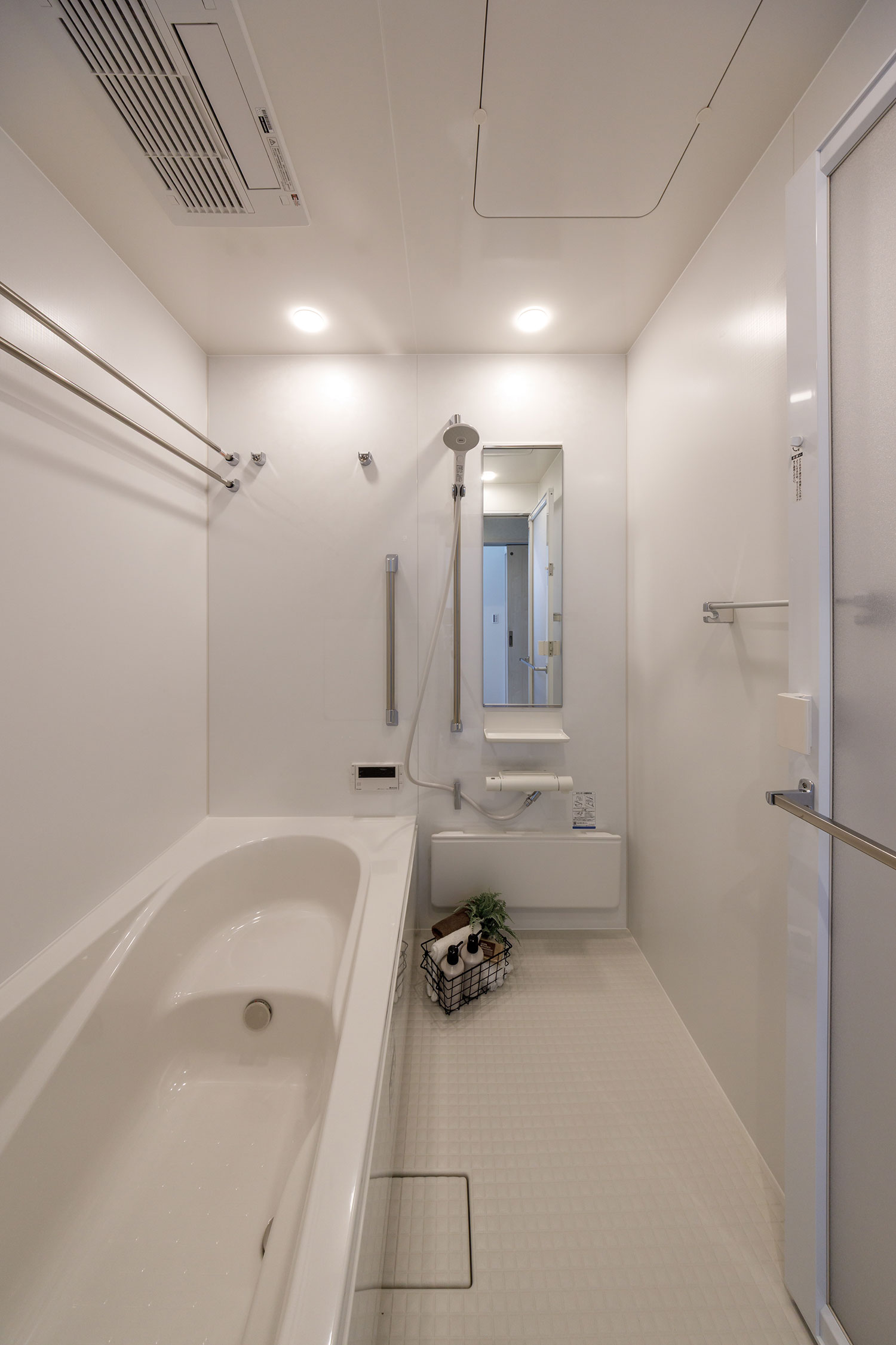 T-1／節水もできるエコベンチ浴槽は寝そべるような体勢でリラックス入浴が可能。人目が届きづらい2階にあります。