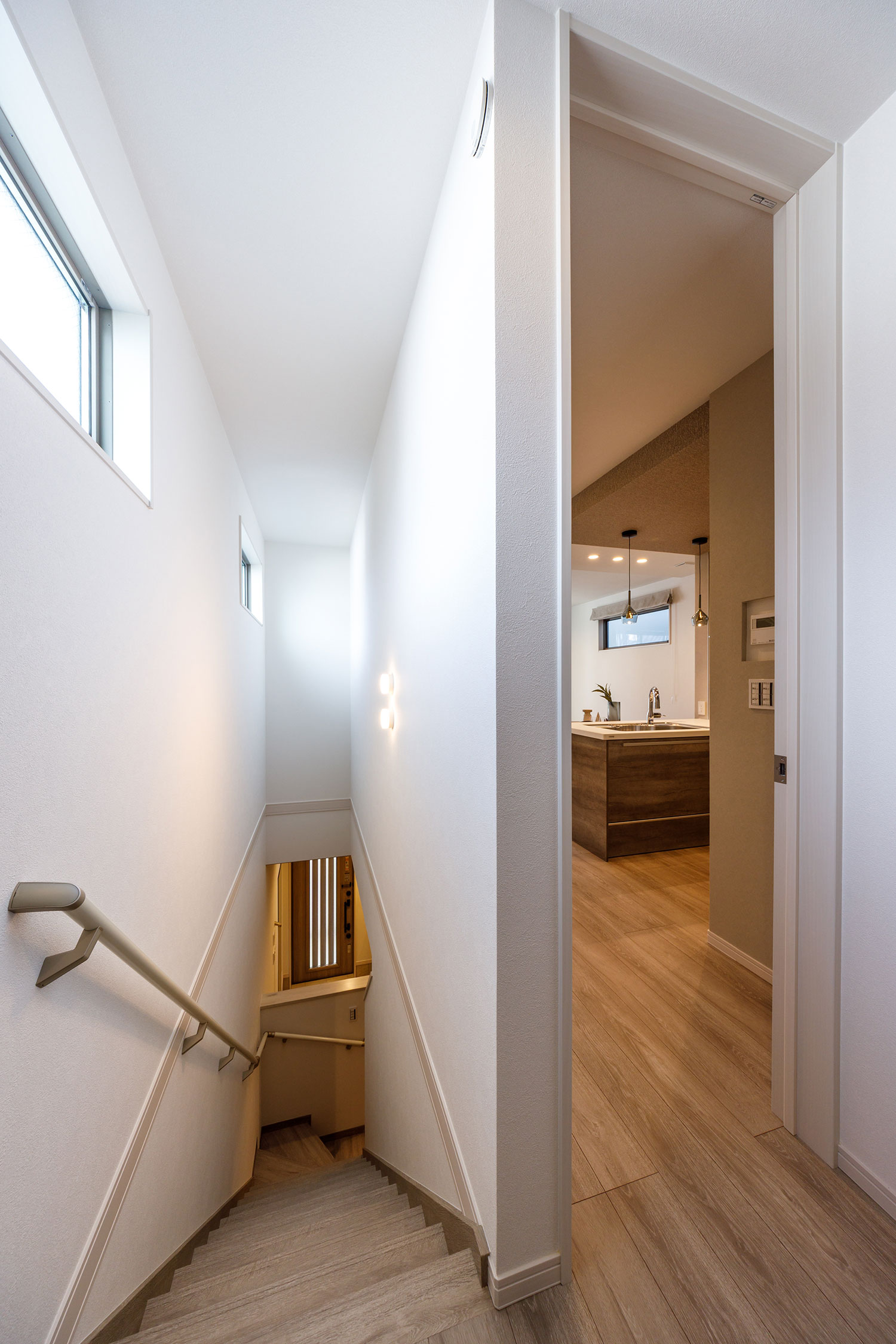 T-1／窓からの光が柔らかく差し込むホール。家族が集まる場所へ、まっすぐつながる安心感が安らぎをもたらします。