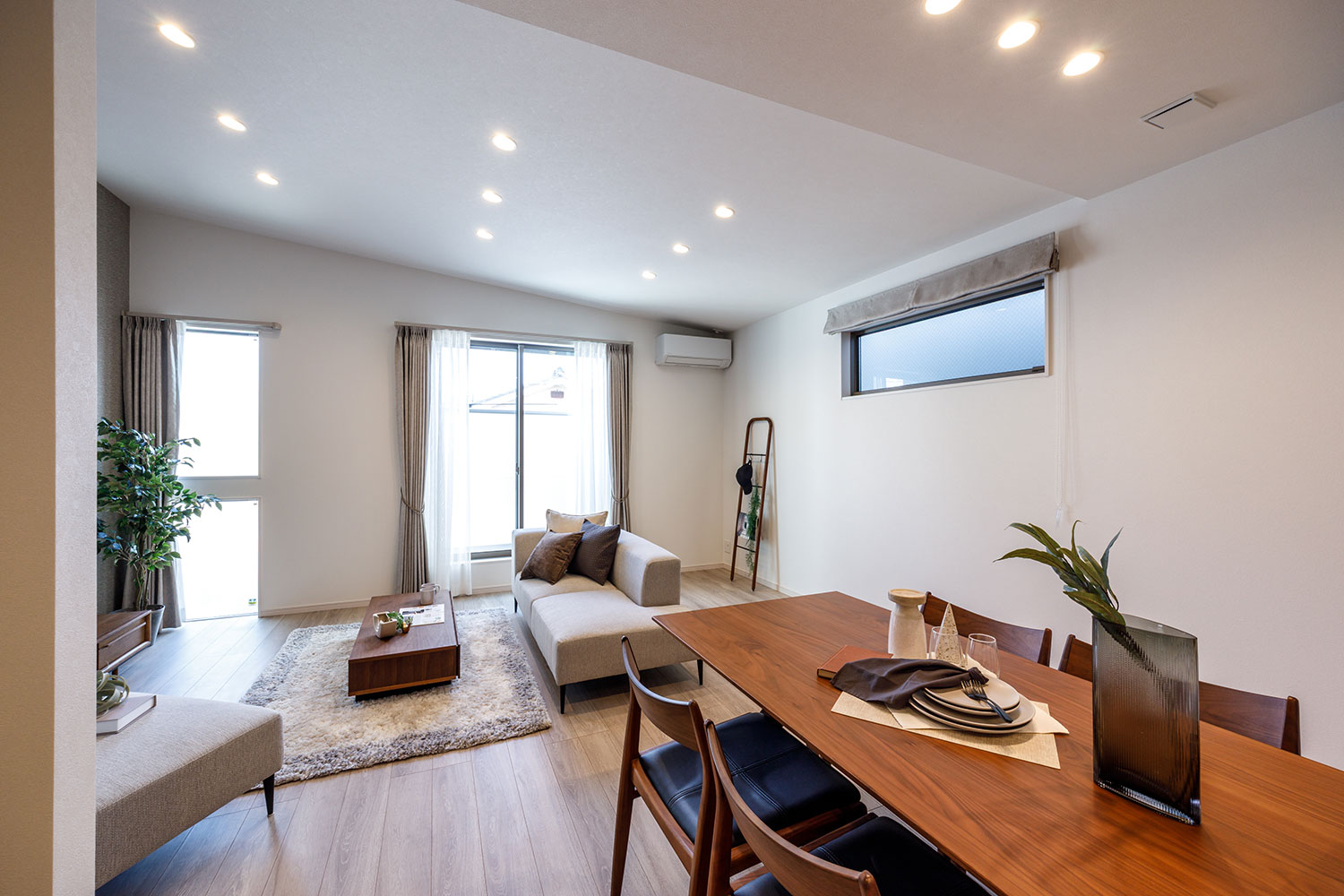 T-1／キャスターなどの擦り傷にも強い床材だから、レイアウトの変更も自由自在！自分好みの空間が完成します。