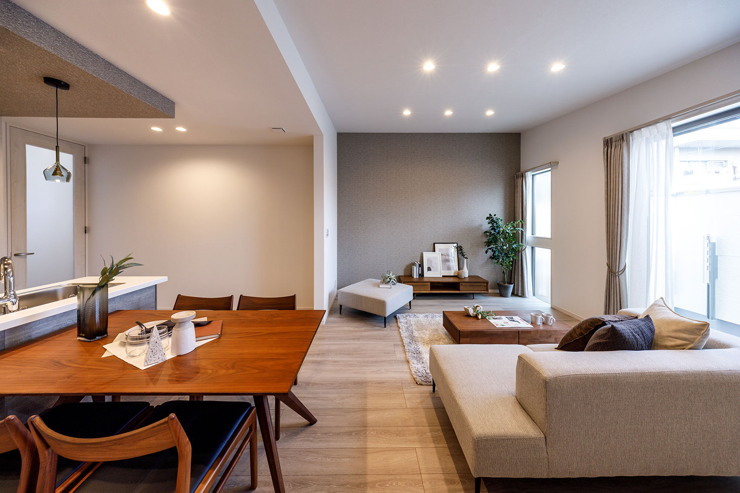 T-1／集光型と拡散型のダウンライトが壁面やオブジェを照らし出し、ムード溢れる空間に仕立てることができます。