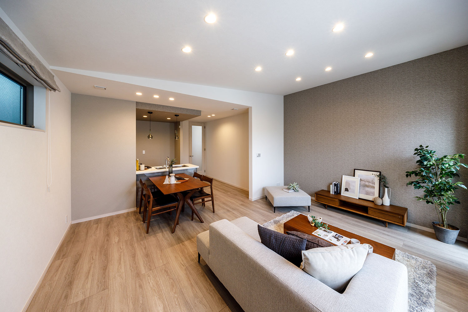 T-1／2階リビング＆20帖超という心地よい条件が揃う快適空間。暖かみのあるフローリングでお掃除の手間も軽減。