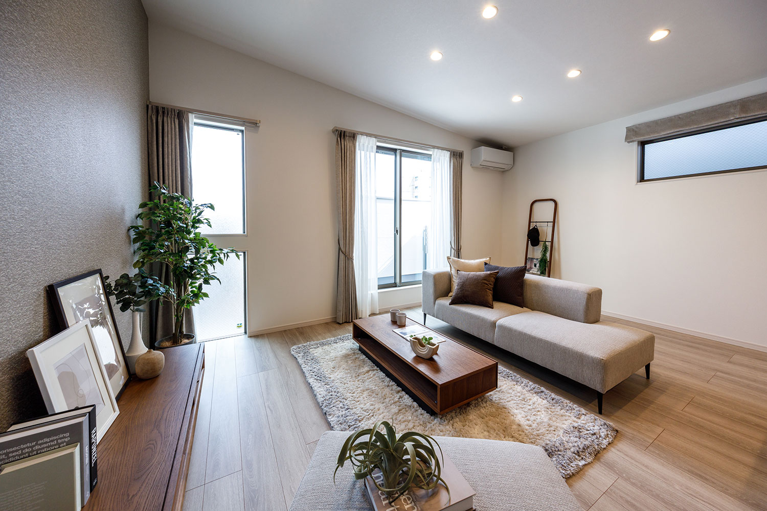 T-1／爽やかな自然光で、暮らしはもちろん心まで明るく照らします。自然とみんなが集まるリラックス空間です。