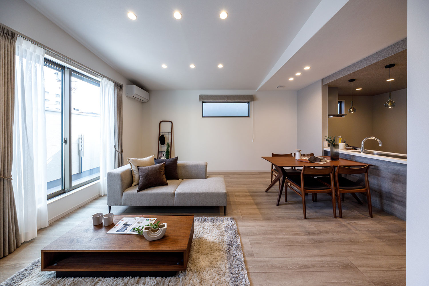 T-1／アルミと樹脂のハイブリッド構造の窓は優れた断熱性能でリビング空間を夏は涼しく、冬は暖かい快適空間に。