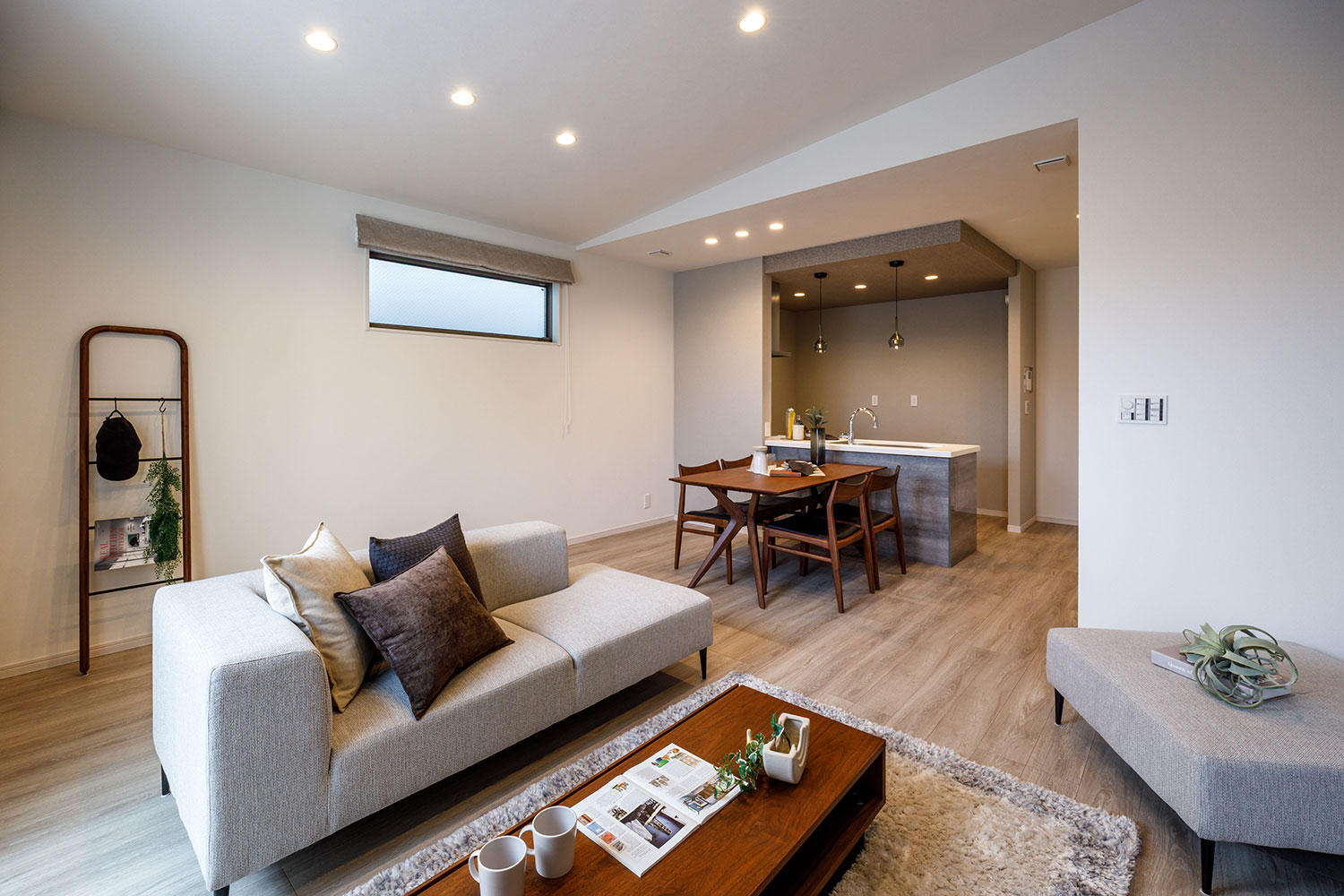 T-2／外からの視線を遮る安心の2階リビングだから、心からリラックスして過ごせる安心空間が広がります。